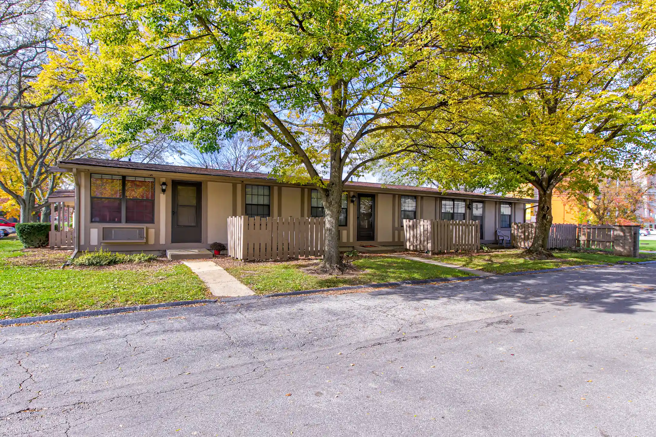 Ivywood Apartments 1556 Clough St Bowling Green, OH Apartments for
