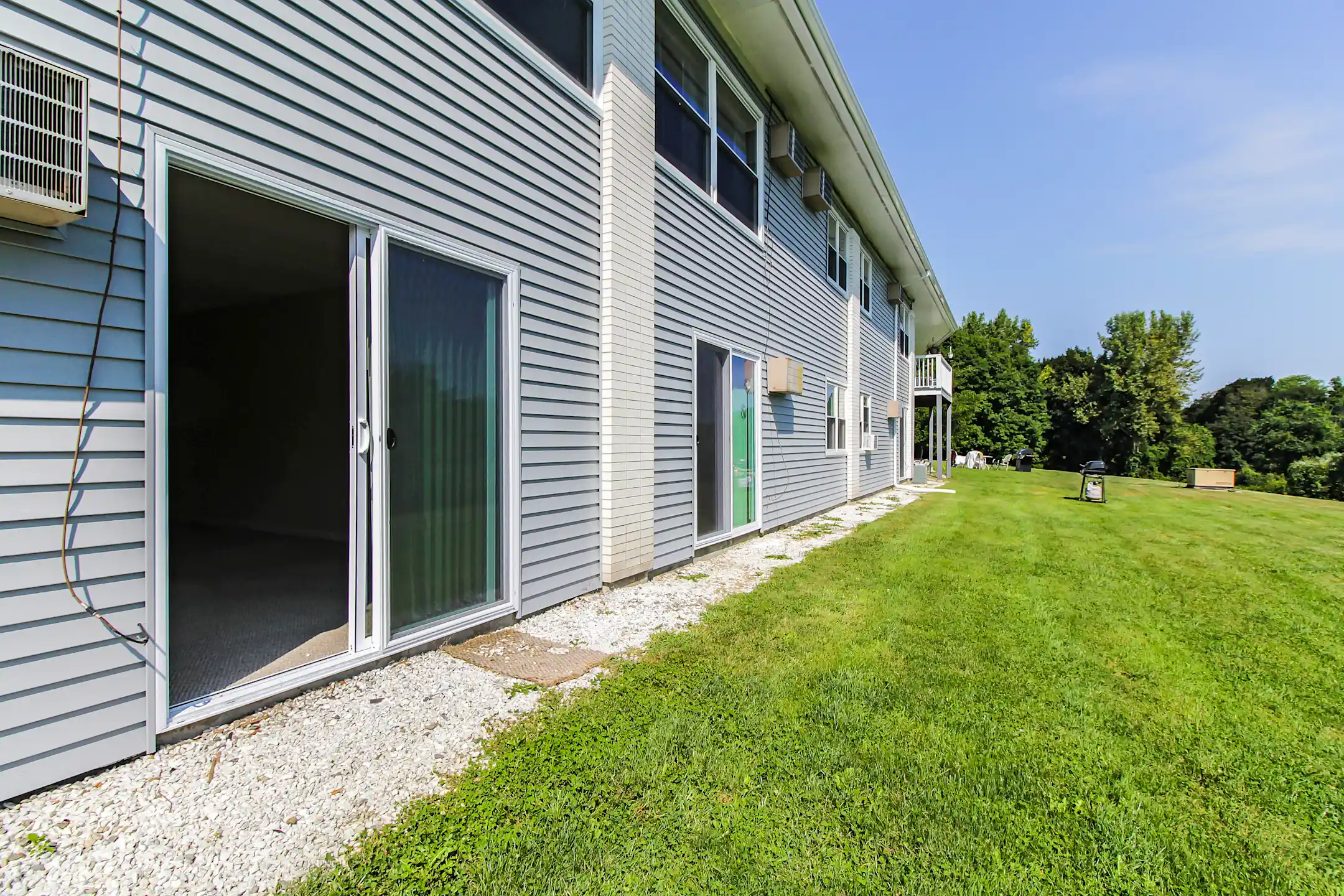 Country Manor Pomfret Apartments Pomfret, CT 06258