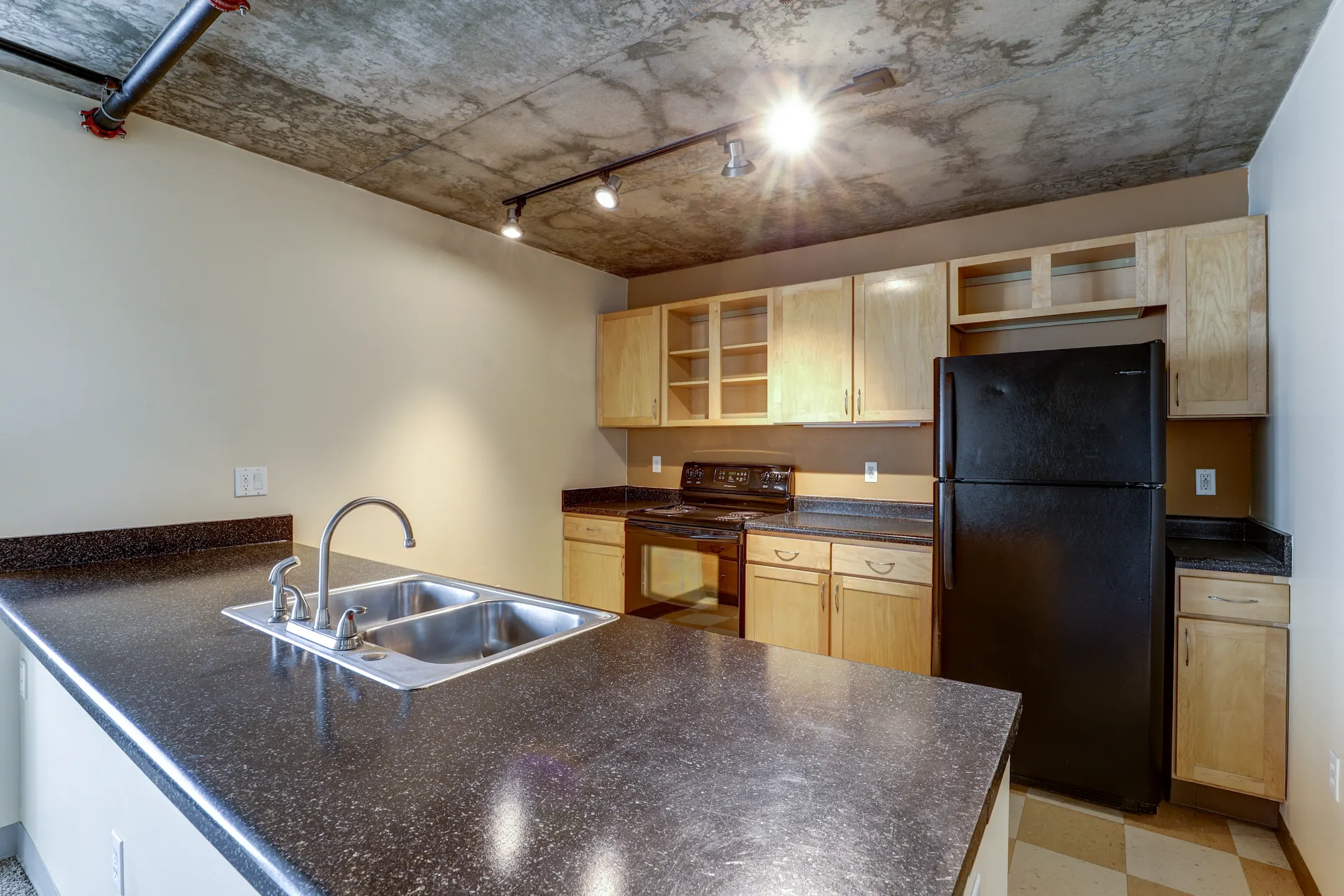 Kitchen - Broadway Plaza Lofts - Denver, CO