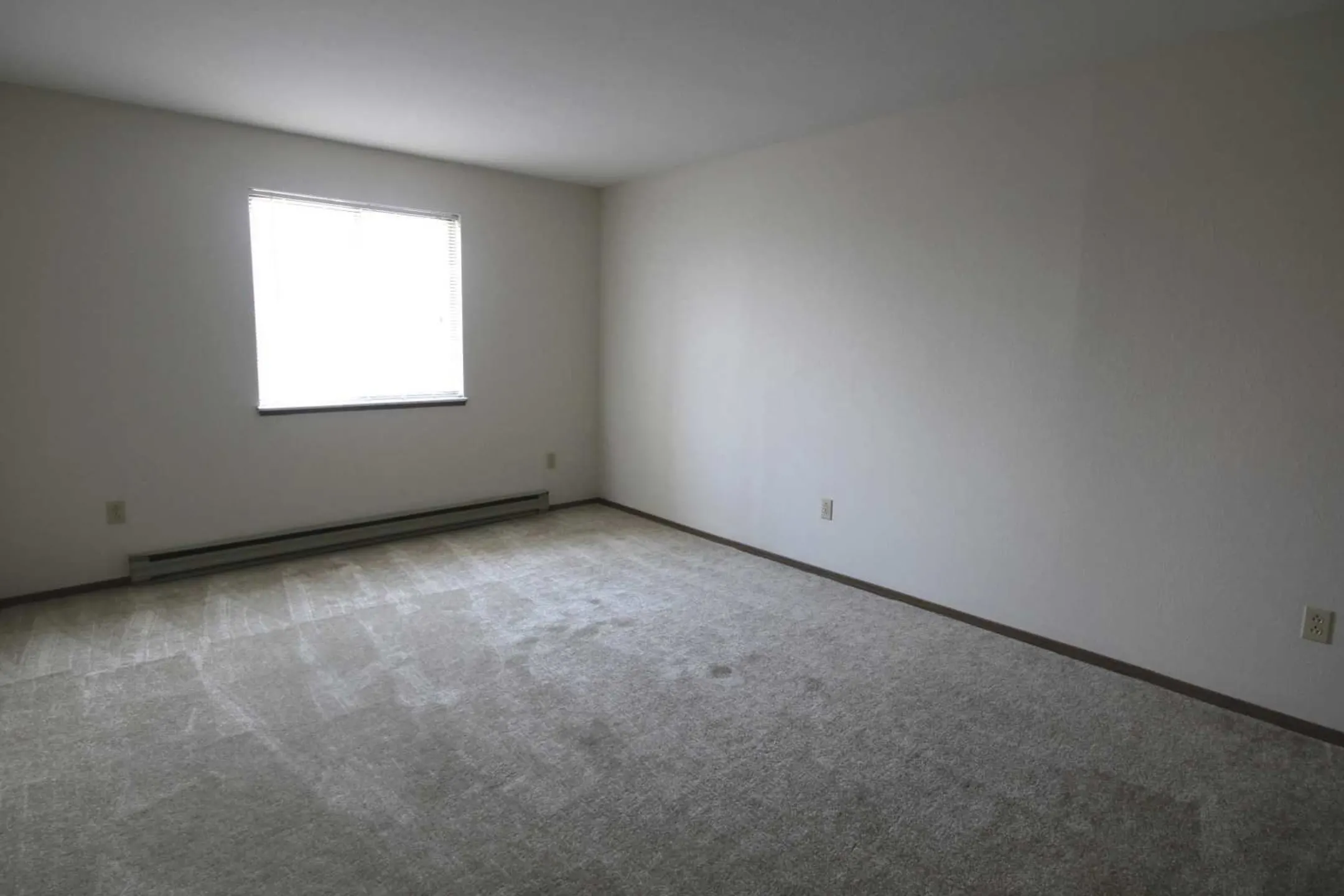 Bedroom - Heathbriar Apartments - Toledo, OH