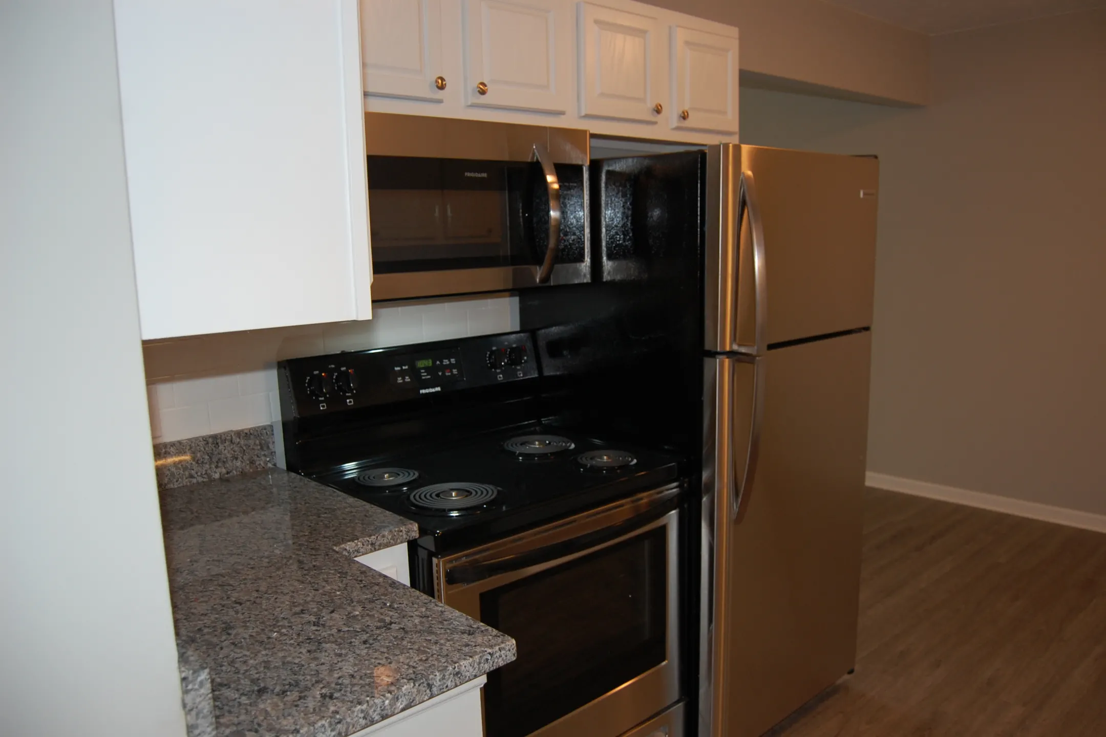 Kitchen - Plumbrook Green Townhouses - Sterling Heights, MI
