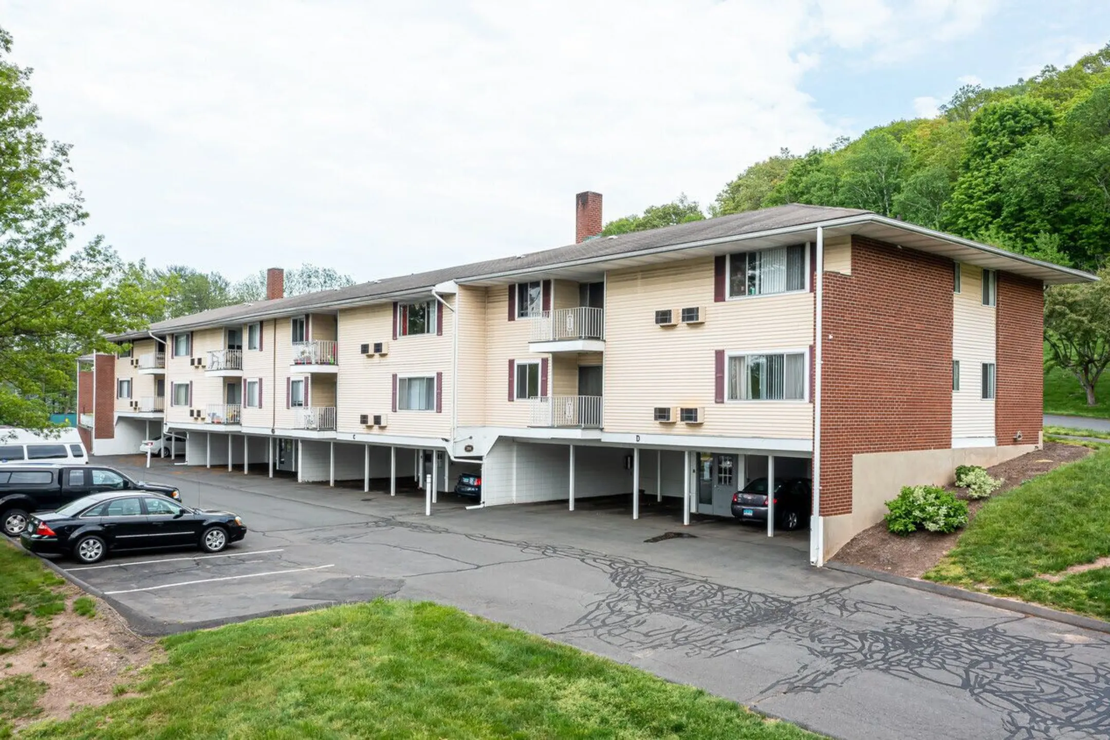 Summit and Birch Hill Apartments 271 Main St Farmington, CT