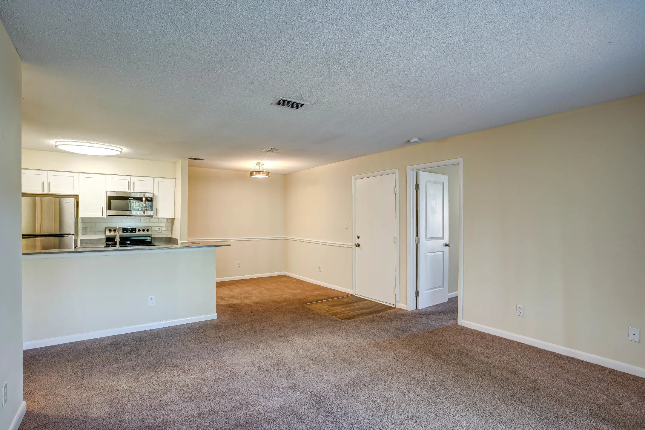 Living Room - Bluff Ridge Apartment Homes - Jacksonville, NC