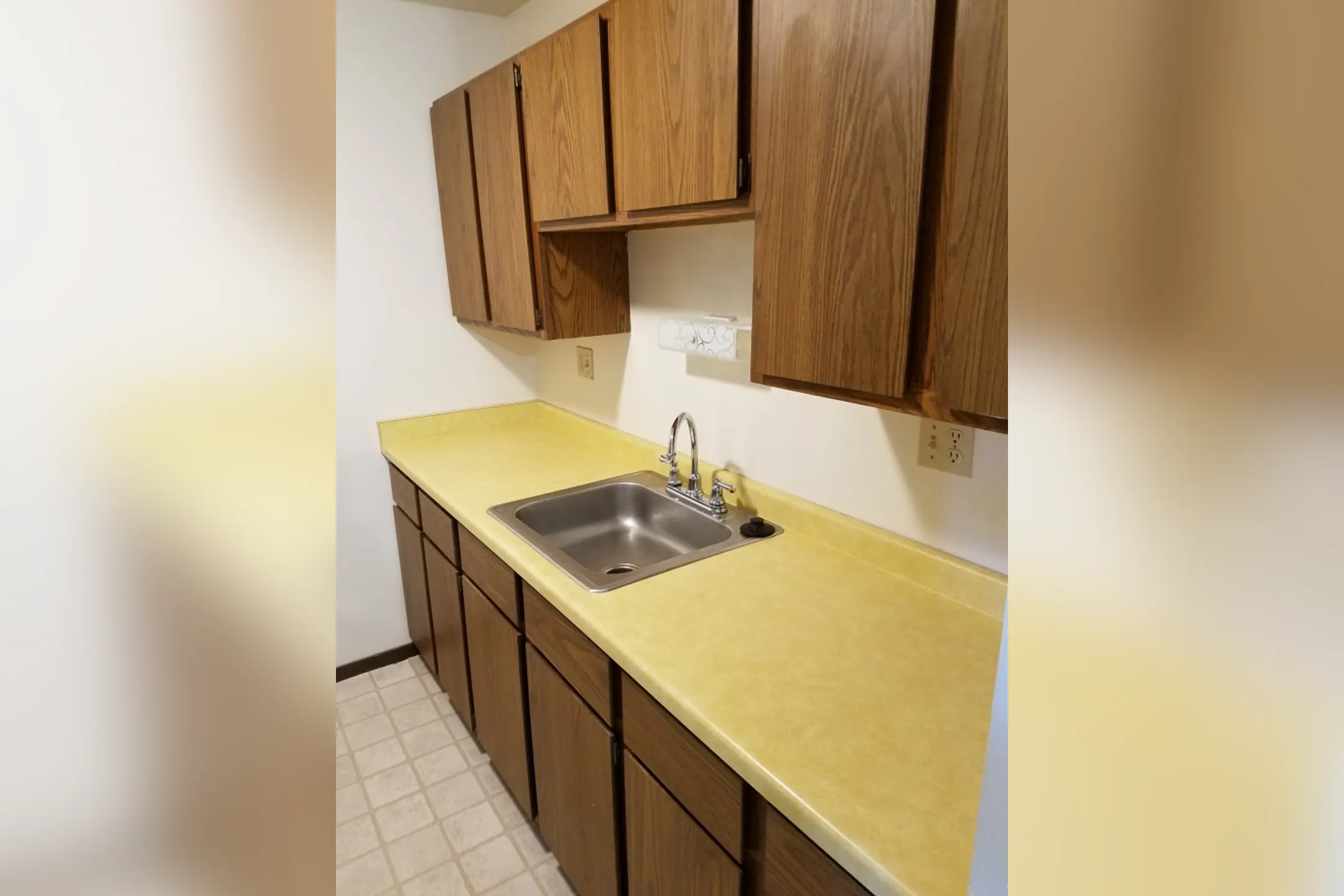 Lake Park Apartments 3749 S Packard Ave Saint Francis, WI