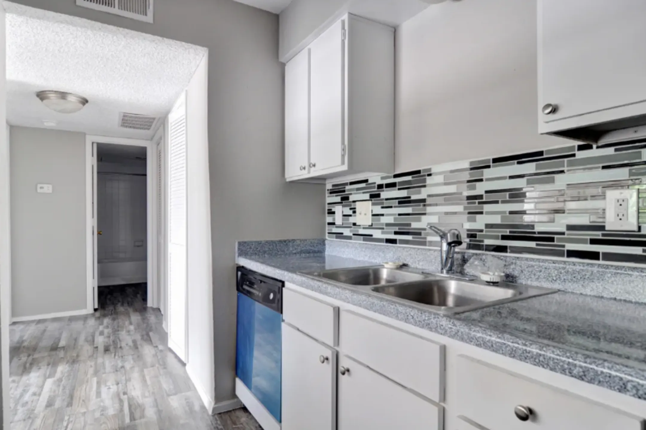 Thorn Manor Apartments 300 W Wintergreen Rd DeSoto, TX Apartments