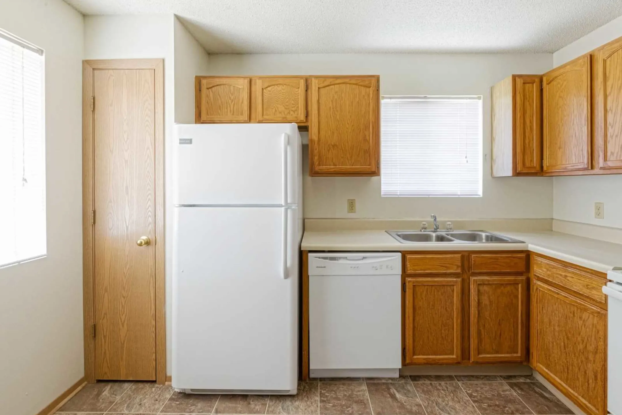 Kitchen - Westbrooke Apartments - West Des Moines, IA
