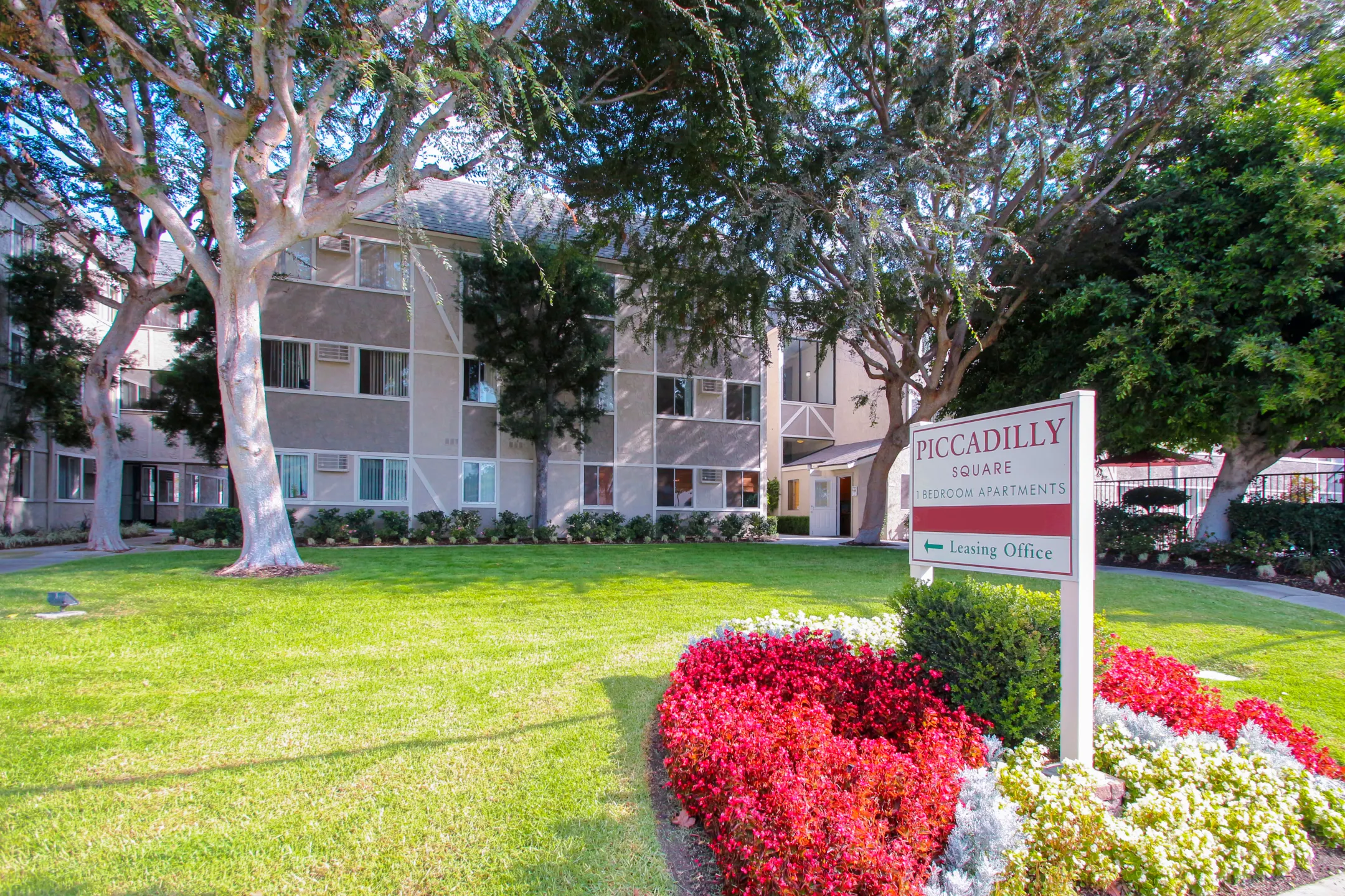 Piccadilly Square Apartments - Fullerton, CA 92831