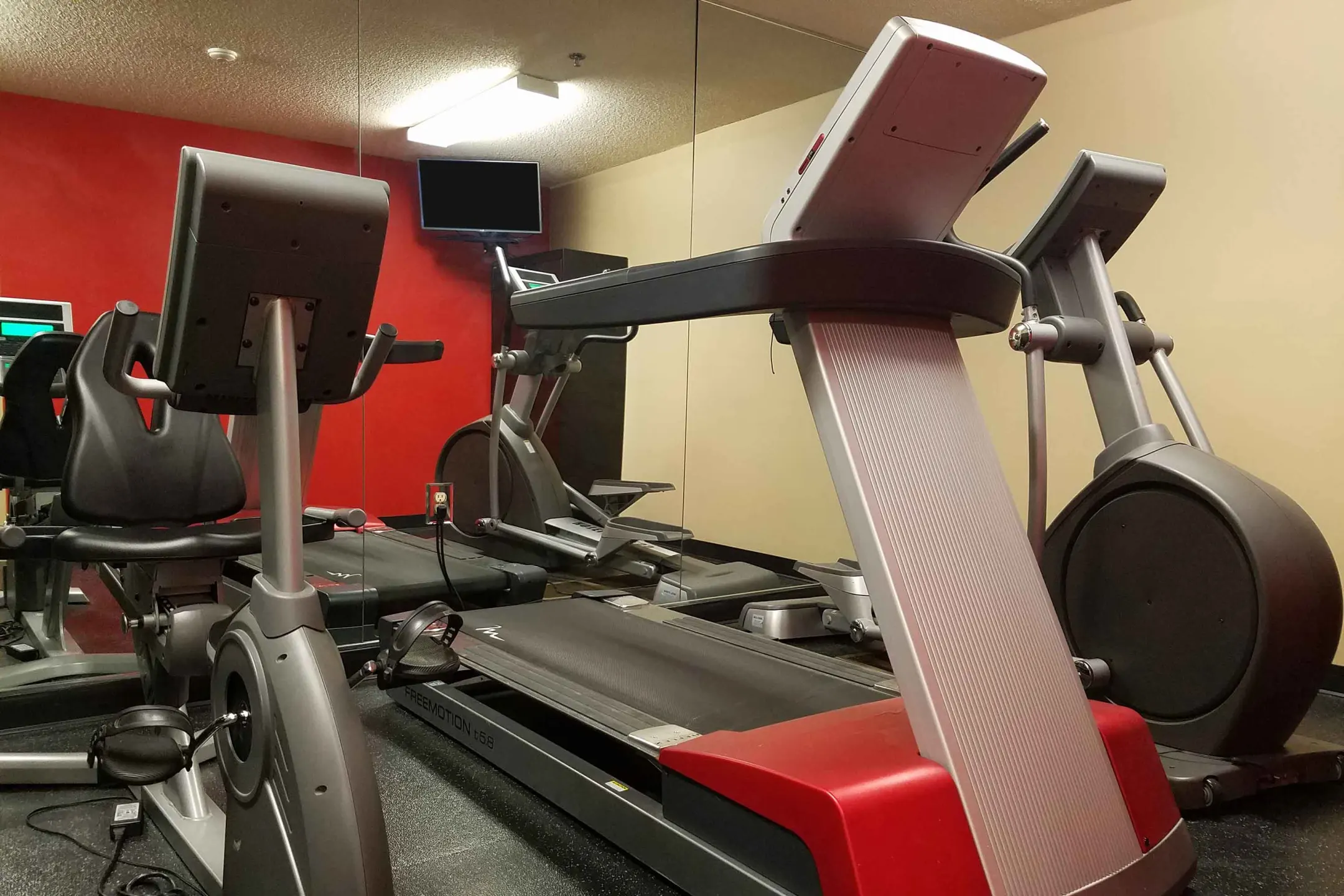 Fitness Weight Room - Furnished Studio - Cincinnati - Florence - Meijer Dr. - Florence, KY