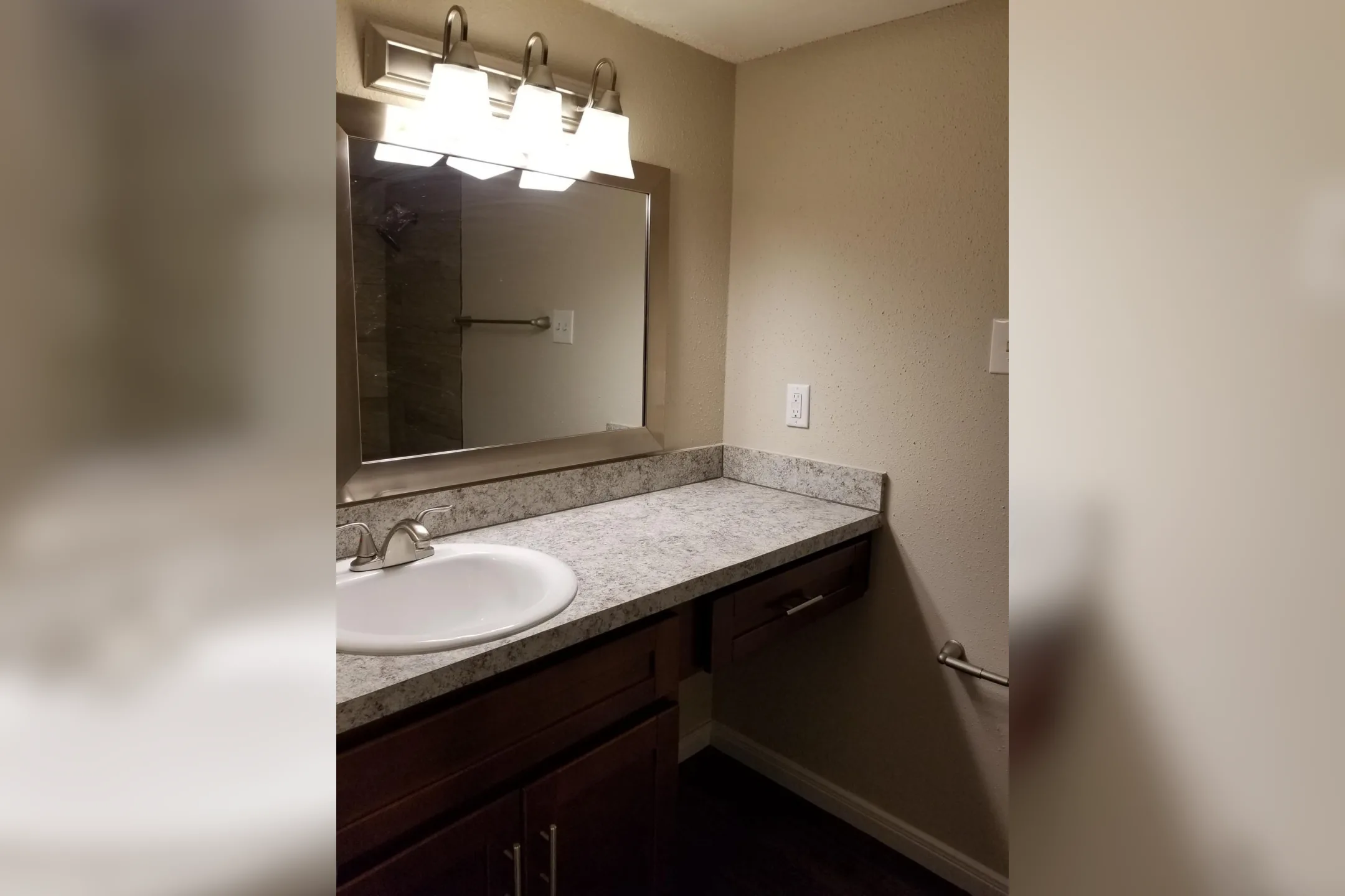 Bathroom - Star Braeswood Apartments - Houston, TX