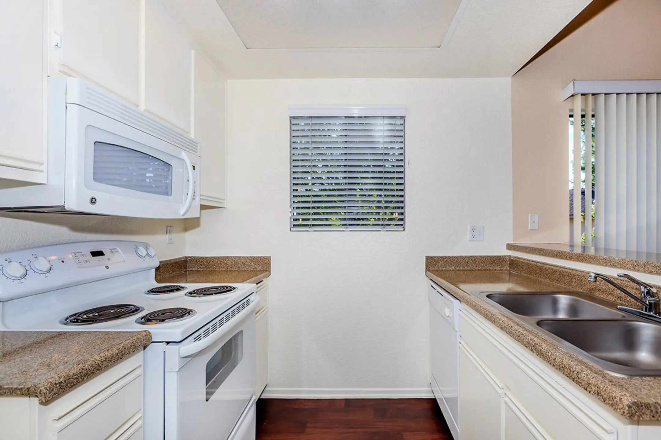 Kitchen - Spring Lakes Apartment Homes - Lake Forest, CA