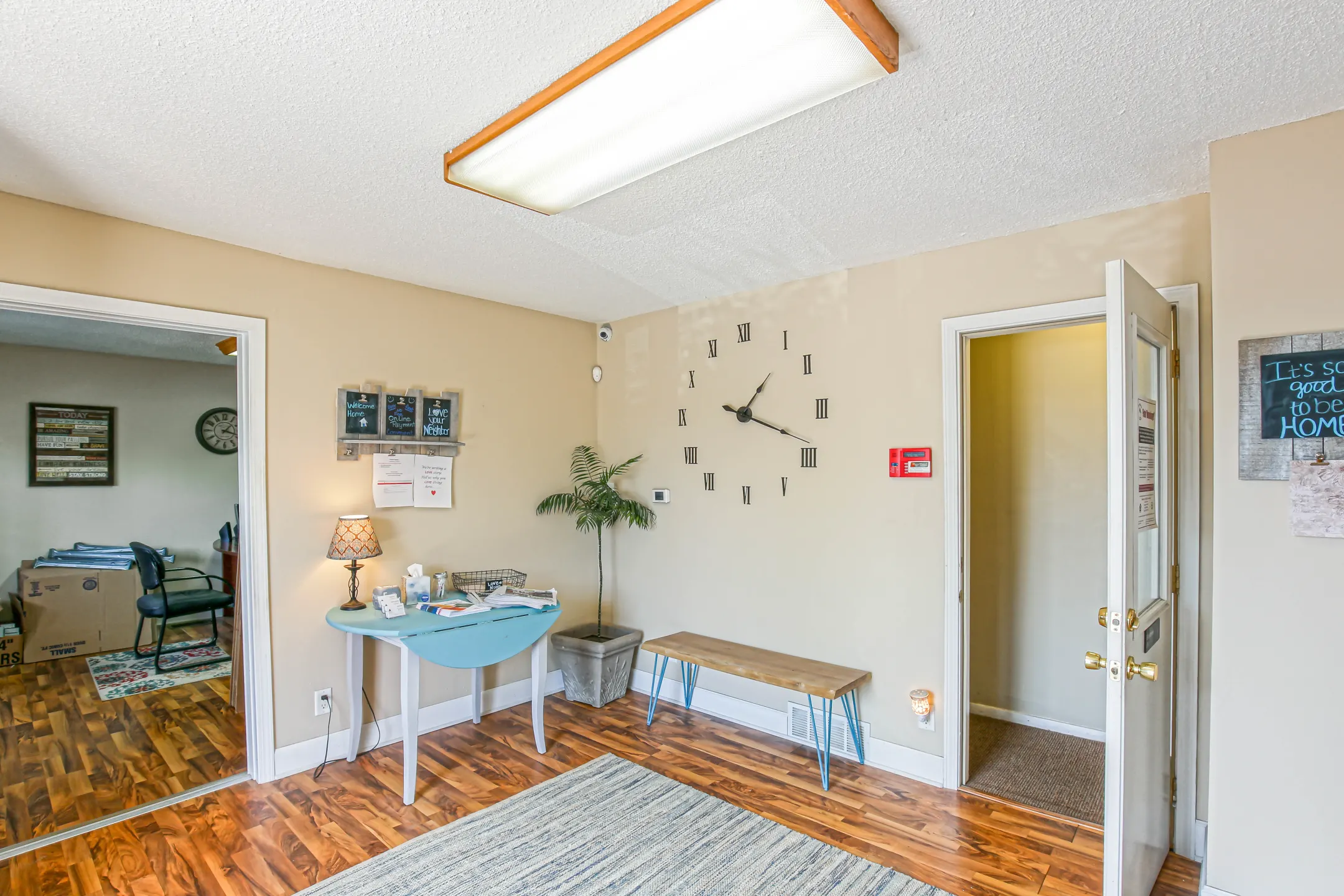 Living Room - Oak Valley Apartments - Davenport, IA
