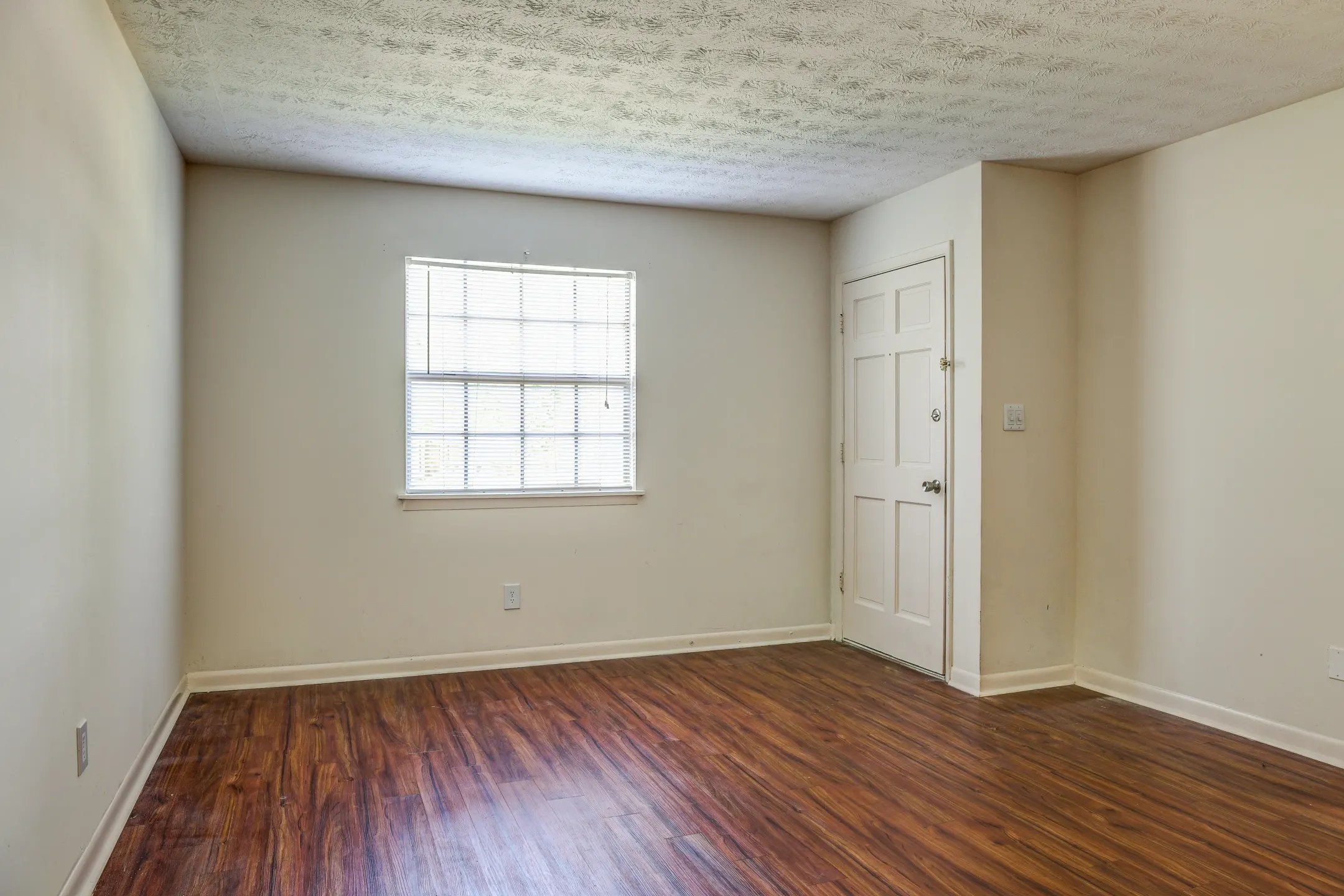 Living Room - Woodknoll Duplexes - Augusta, GA