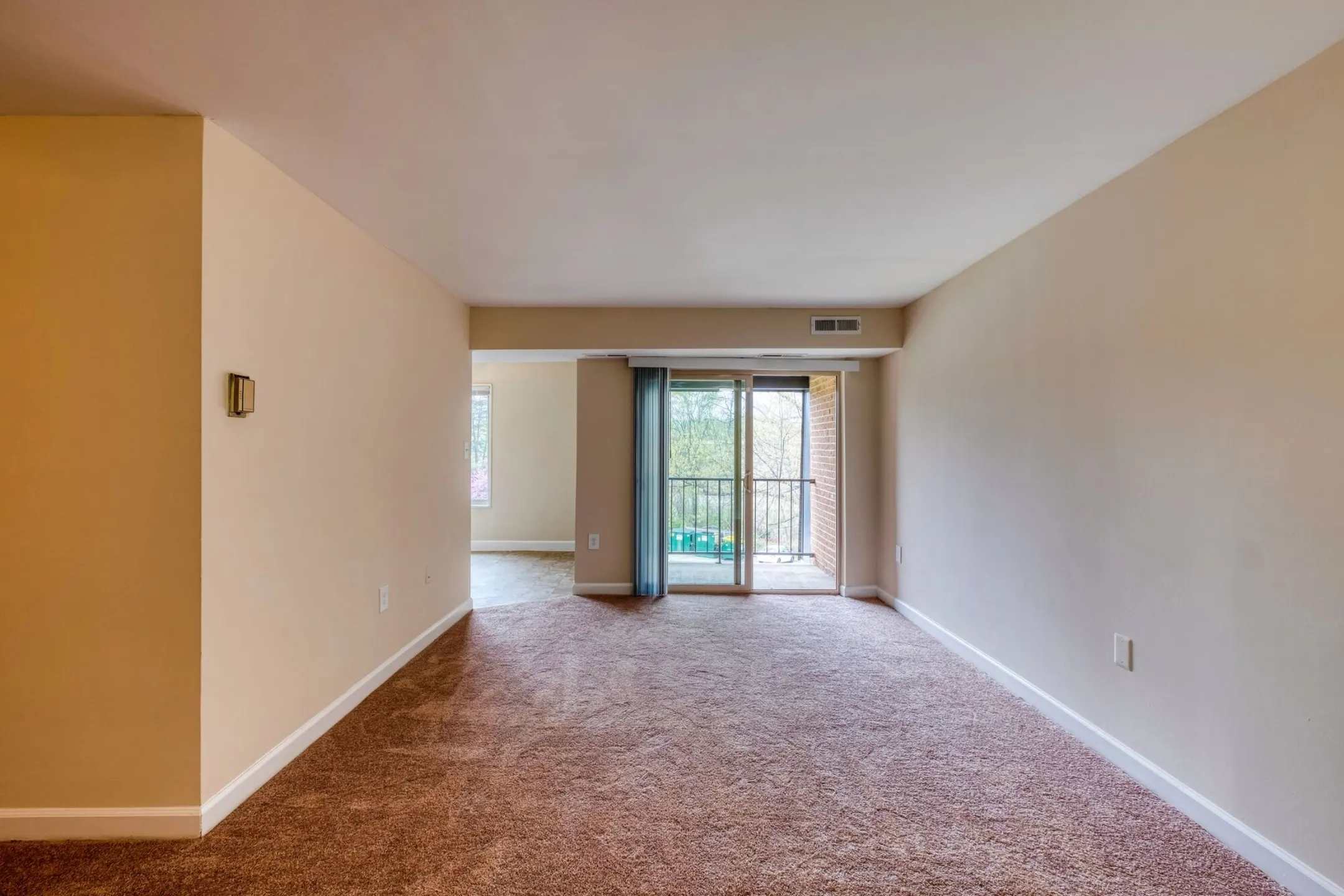 Living Room - Oakton Park Apartments - Fairfax, VA