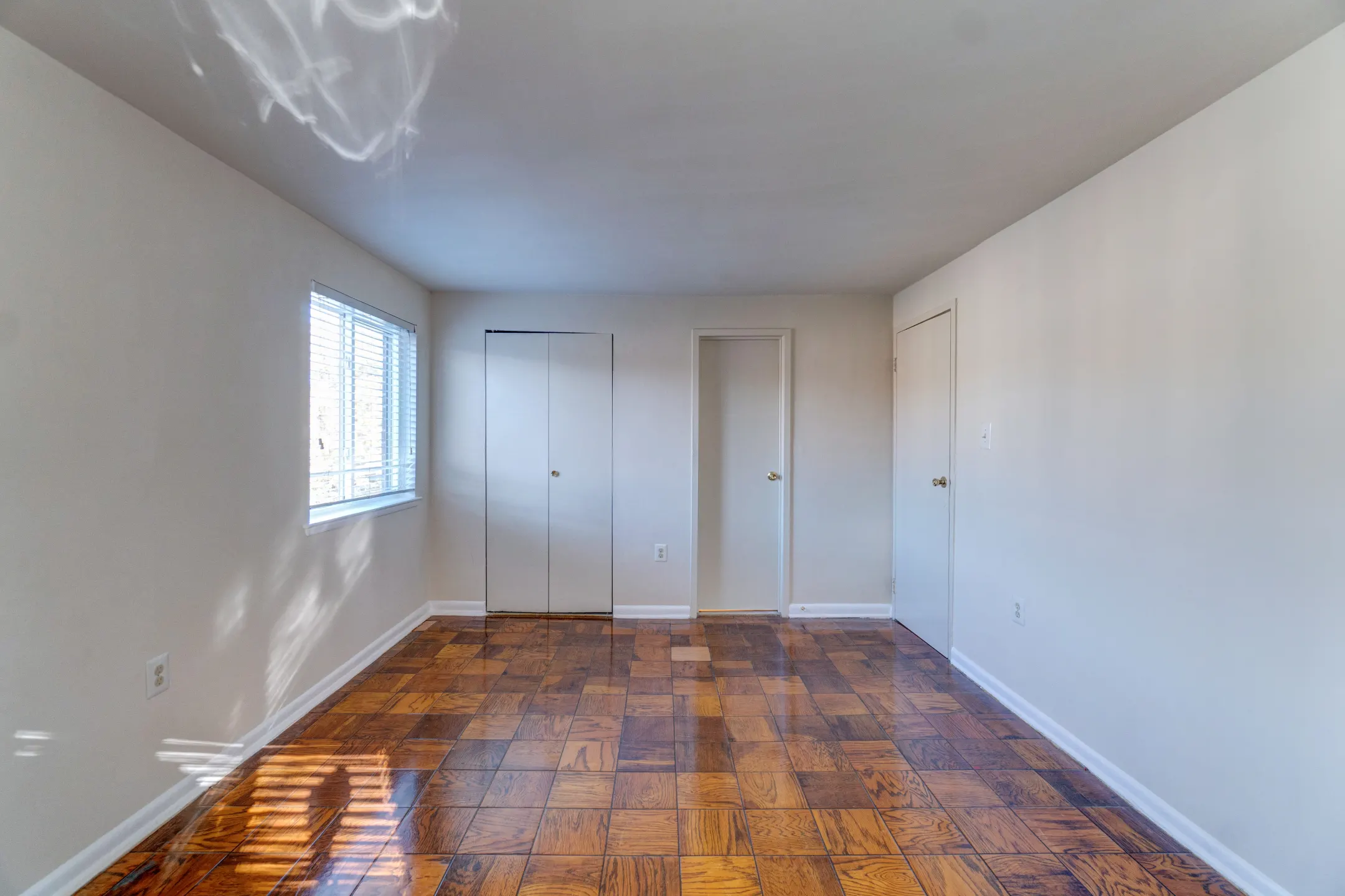 Living Room - Mallard Courts Apartments - Alexandria, VA