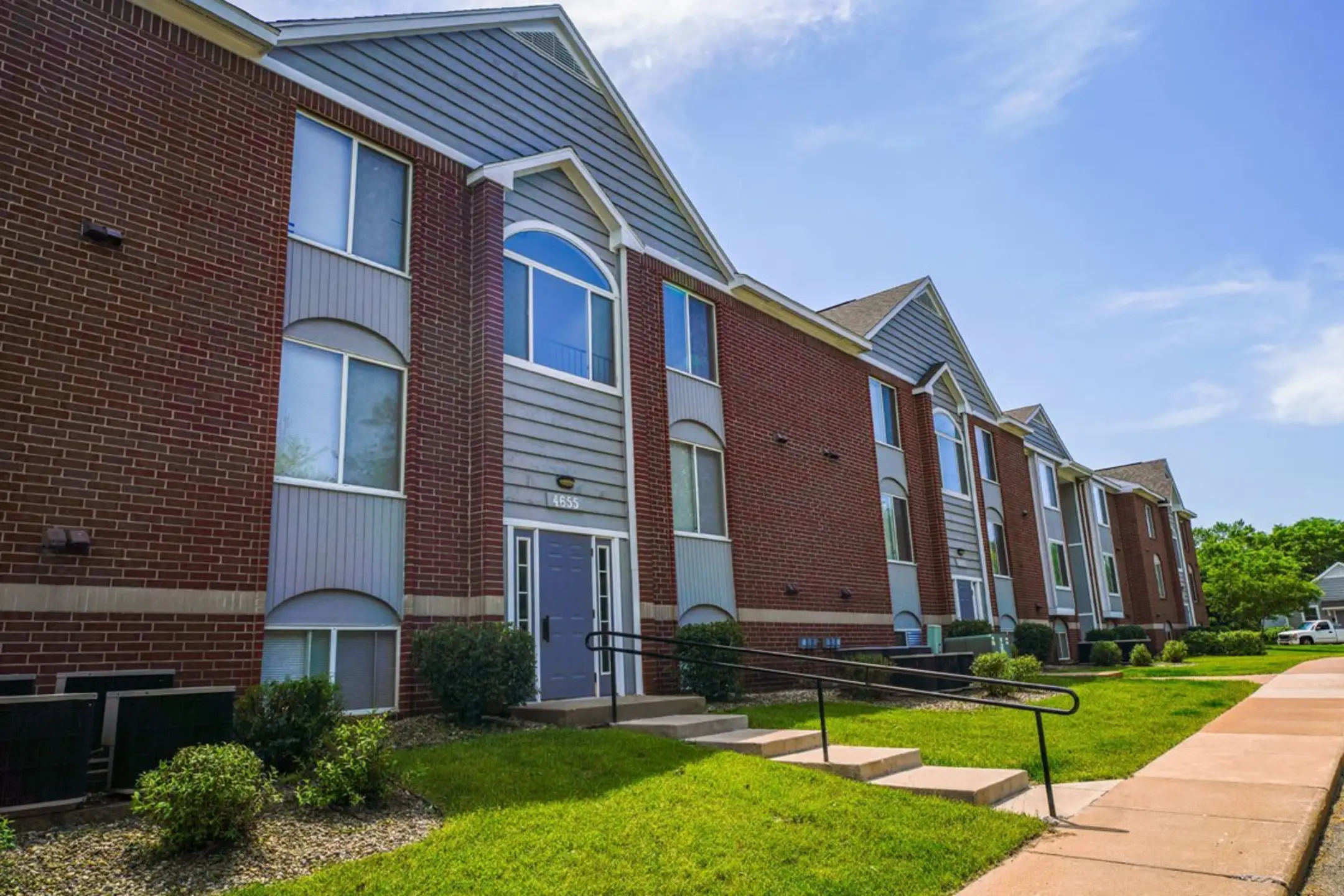 Foxwood Apartments & The Hermitage Townhomes 4805 Fox Valley Dr