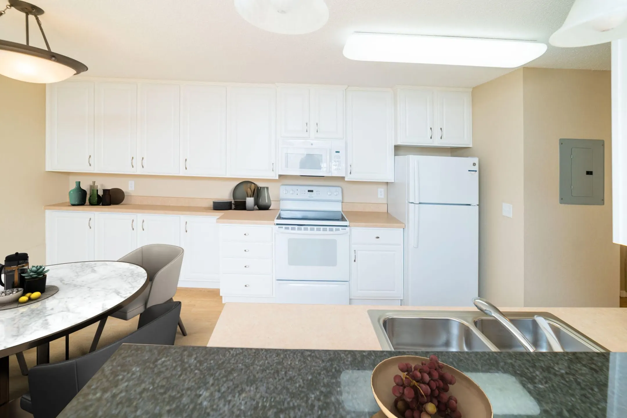 Kitchen - Sterling Ponds Apartments - Eden Prairie, MN