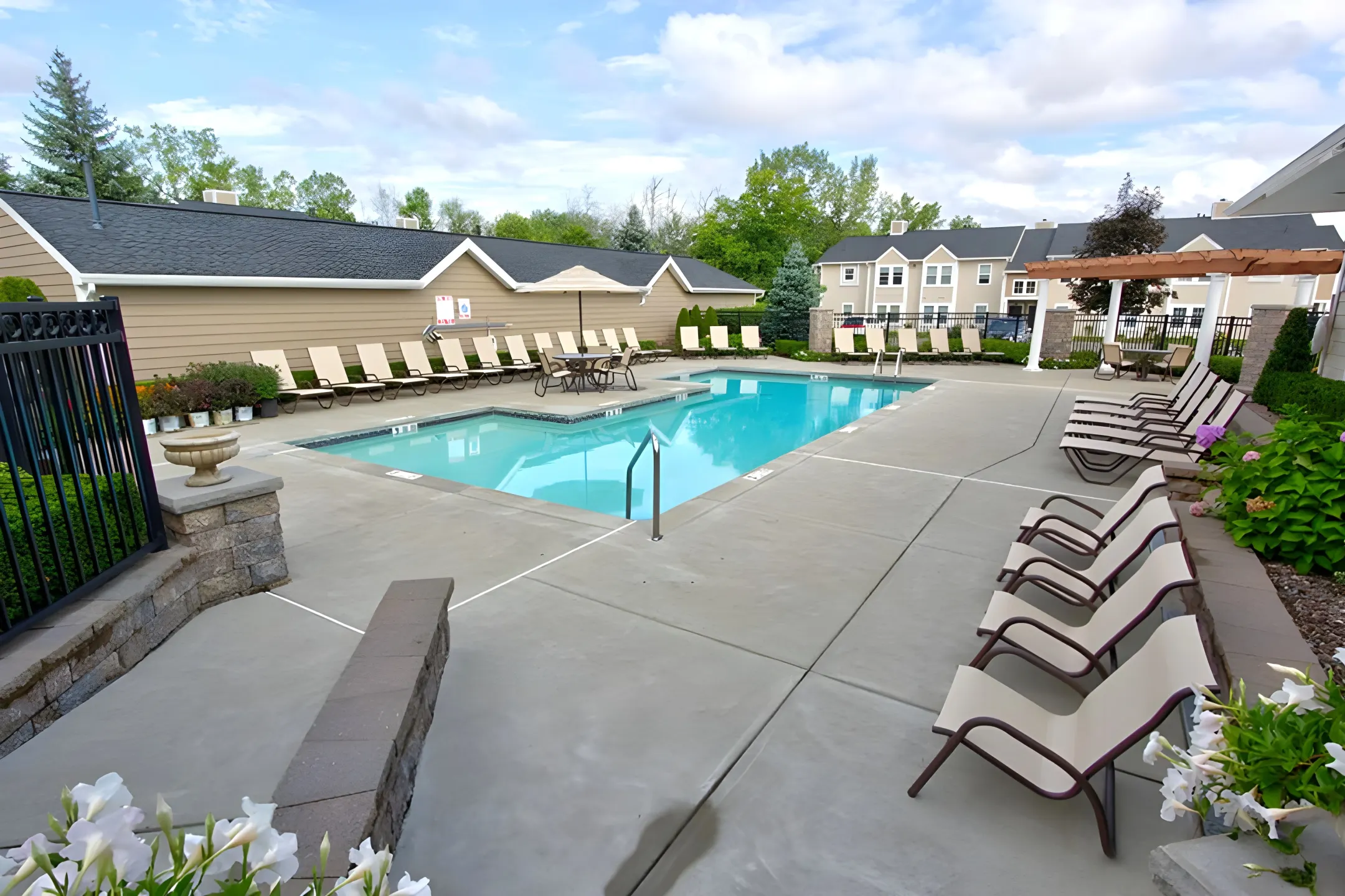 Pool - Country Club Manor Apartments - Williamsville, NY
