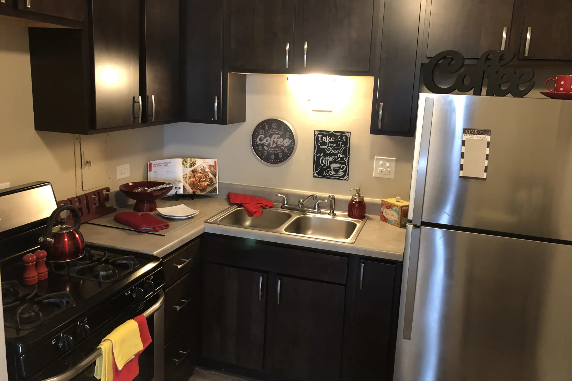 Kitchen - Enclave Apartments - Hoffman Estates, IL