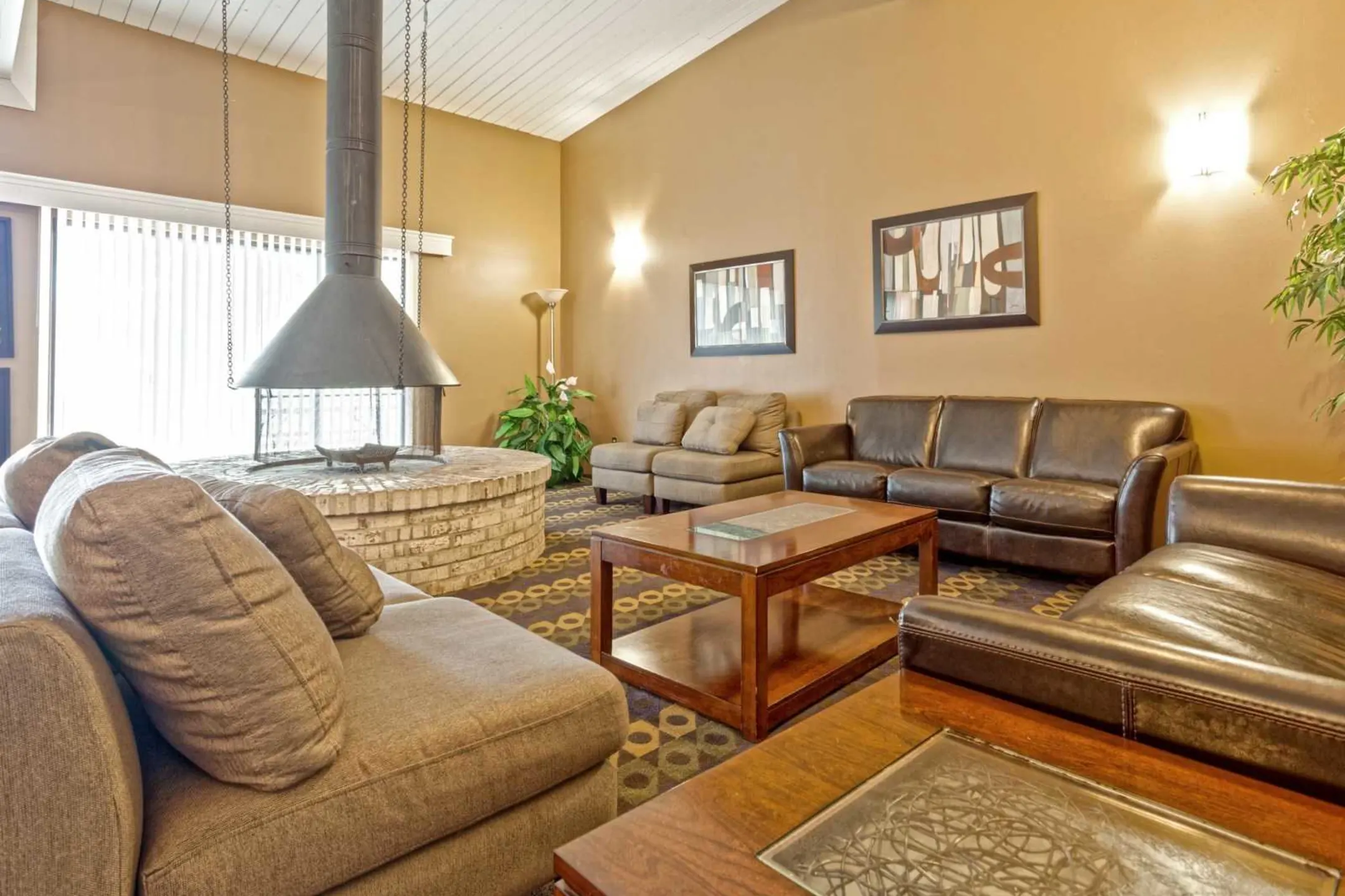Clubhouse - Maplewood - Maplewood, MN