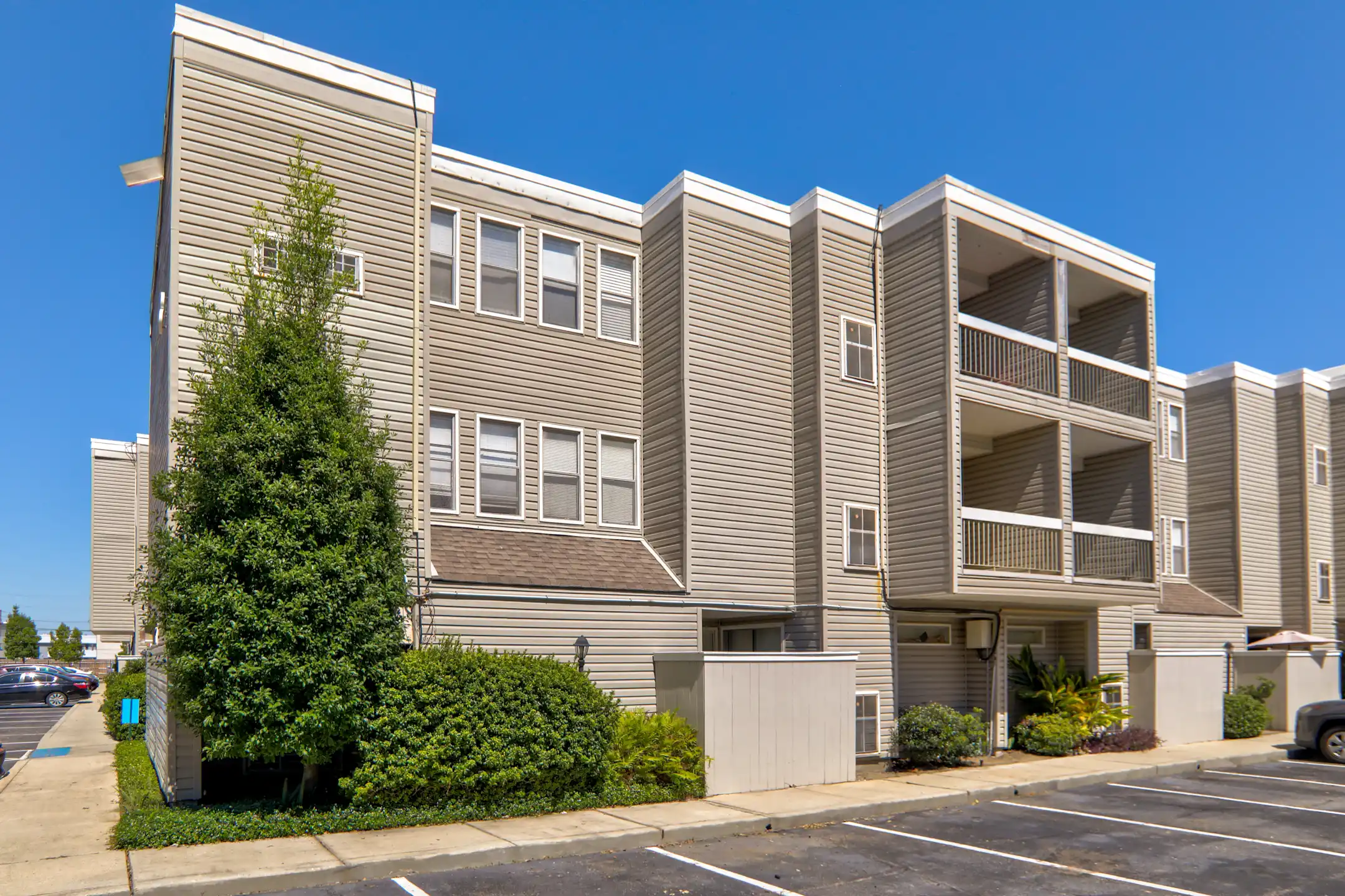 Chateau Napoleon 2300 Edenborn Ave Metairie, LA Apartments for Rent