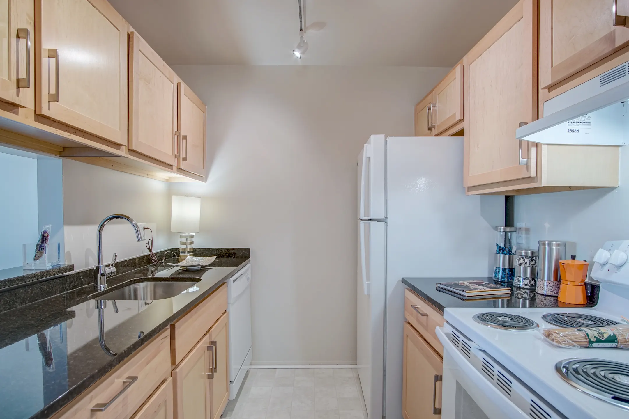 Kitchen - Lakeside Terraces - Sterling Heights, MI