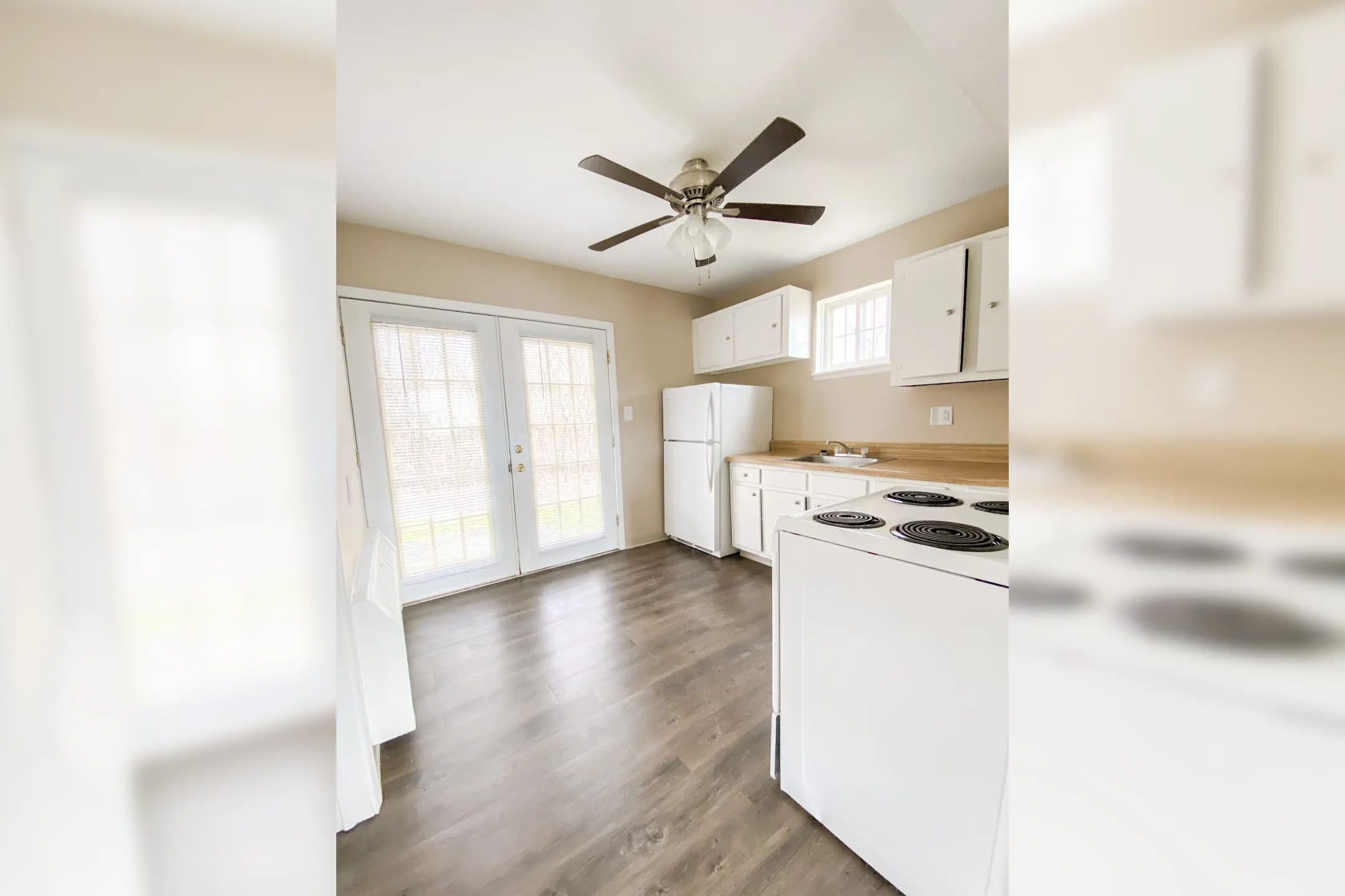 Evergreen Village Apartments 1100 Oakwood Dr Elyria, OH Apartments