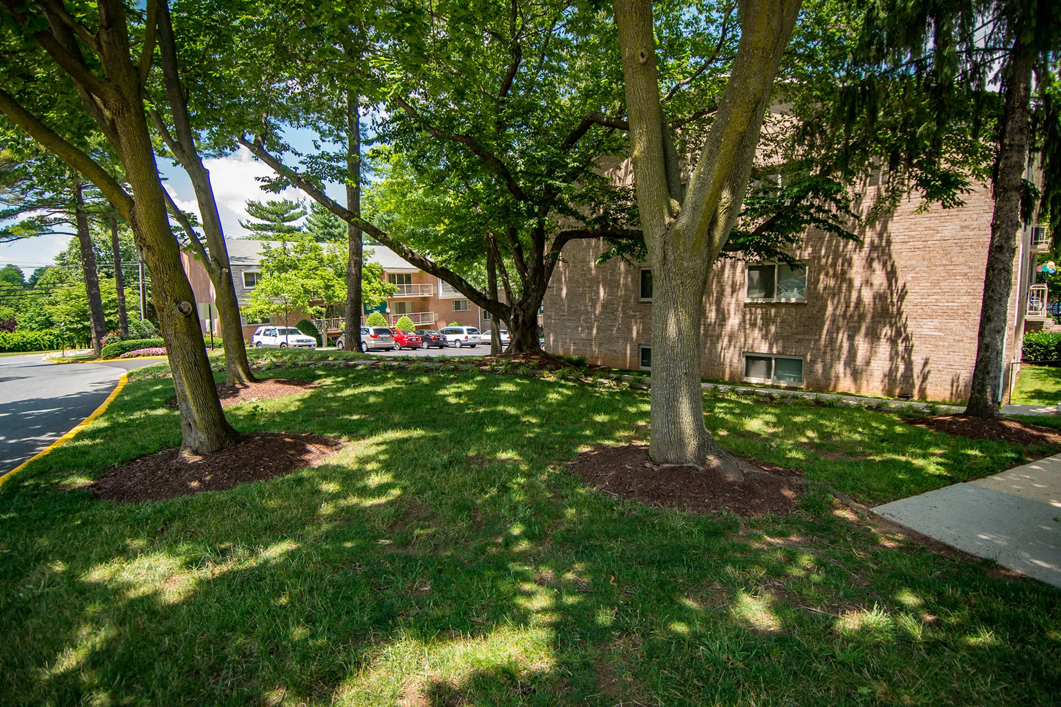 Spring Ridge Apartments 374 N. Summit Avenue Gaithersburg, MD