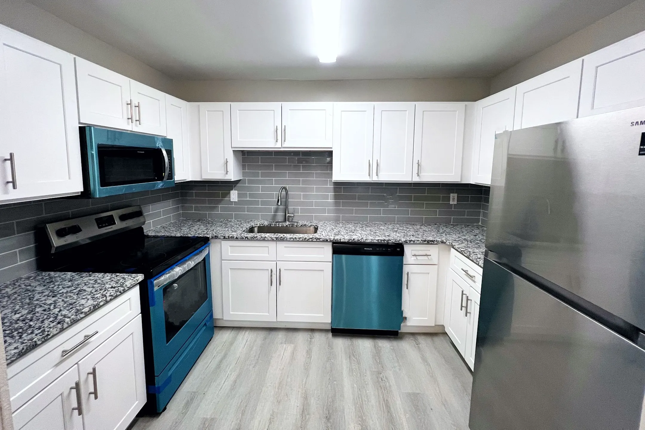 Kitchen - 513 Valley Apartments - Birmingham, AL