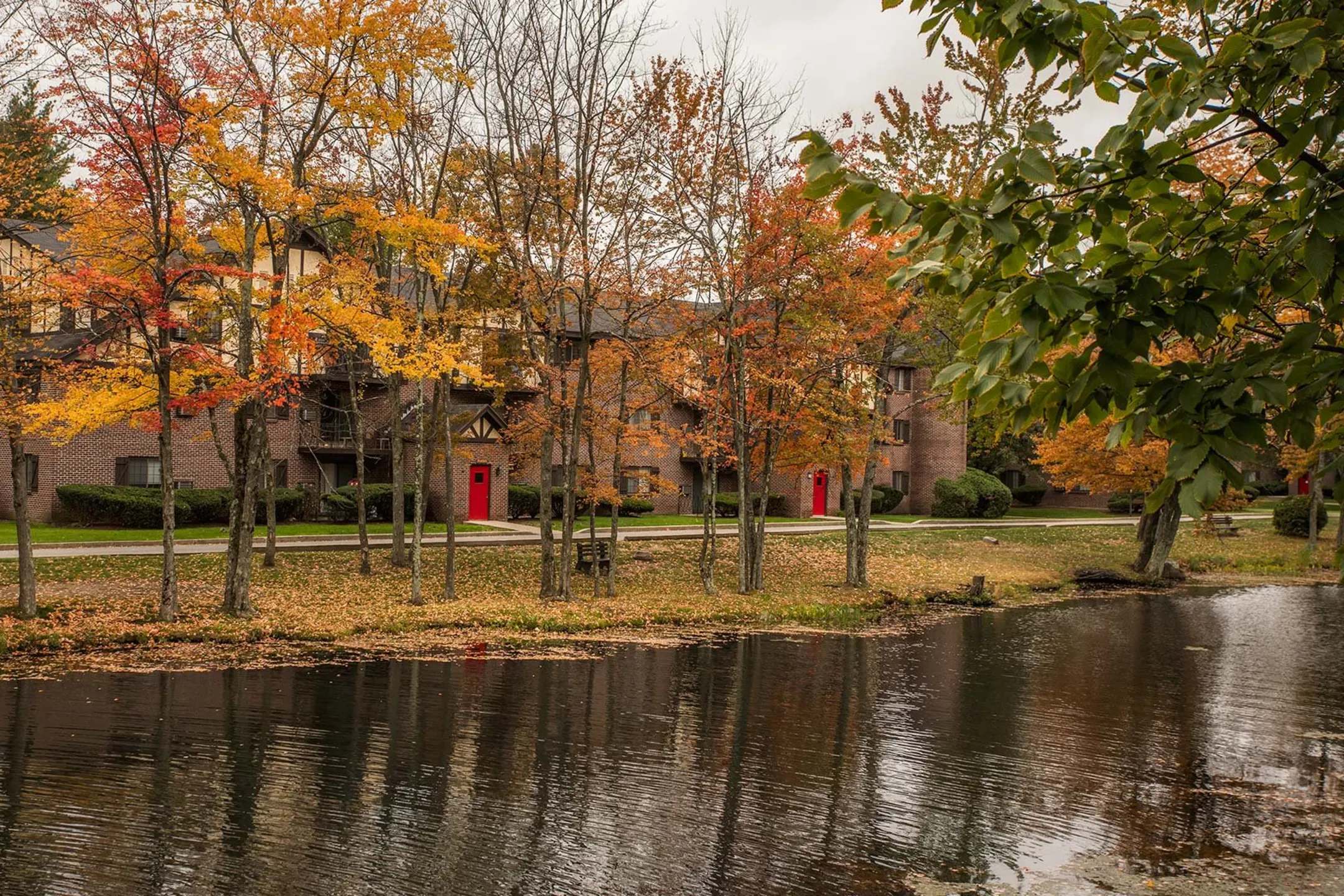 Royal Crest Estates Apartments Nashua, NH 03060