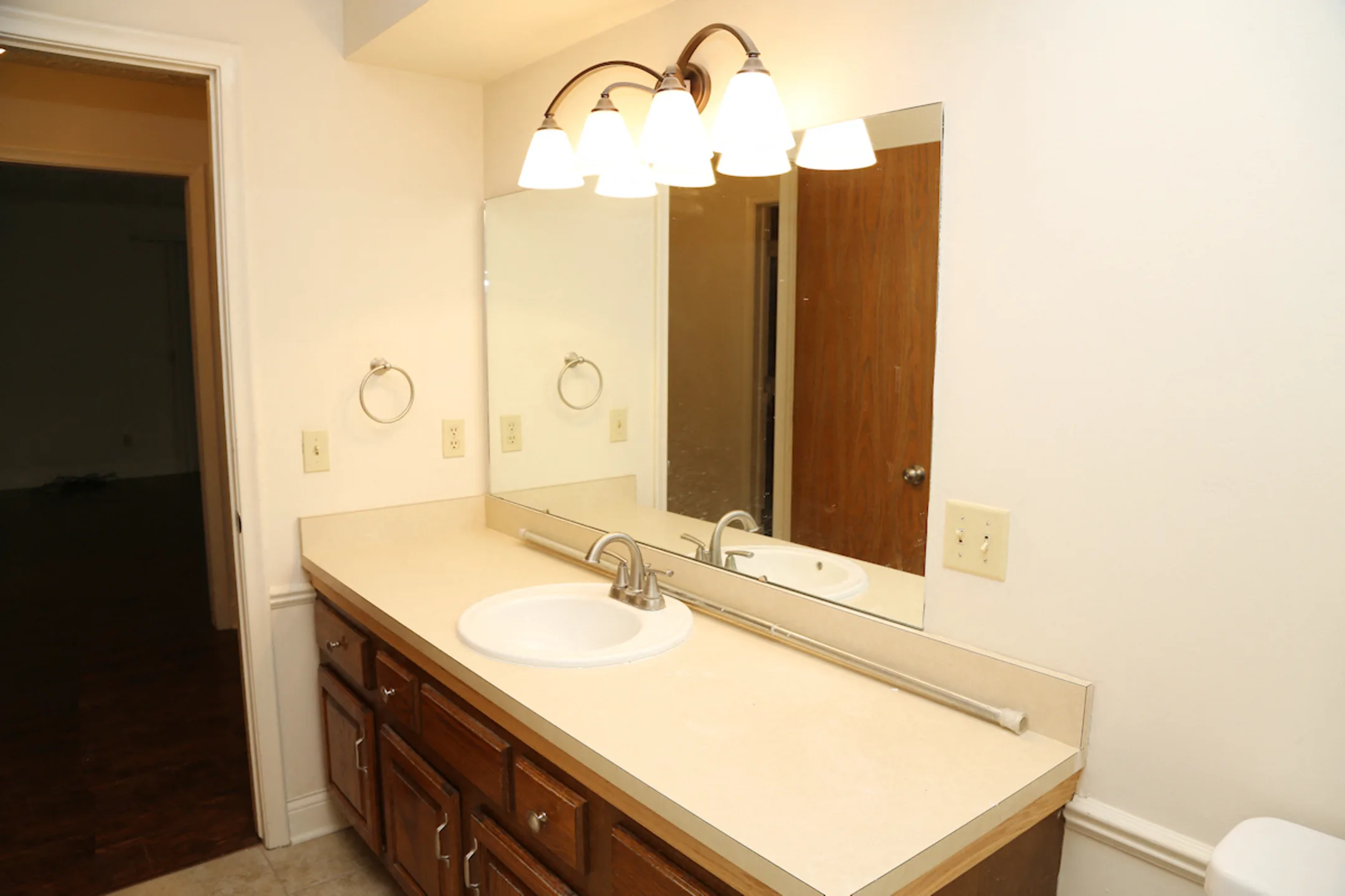 Bathroom - Cambria Heights Apartments & Townhomes - East Lansing, MI