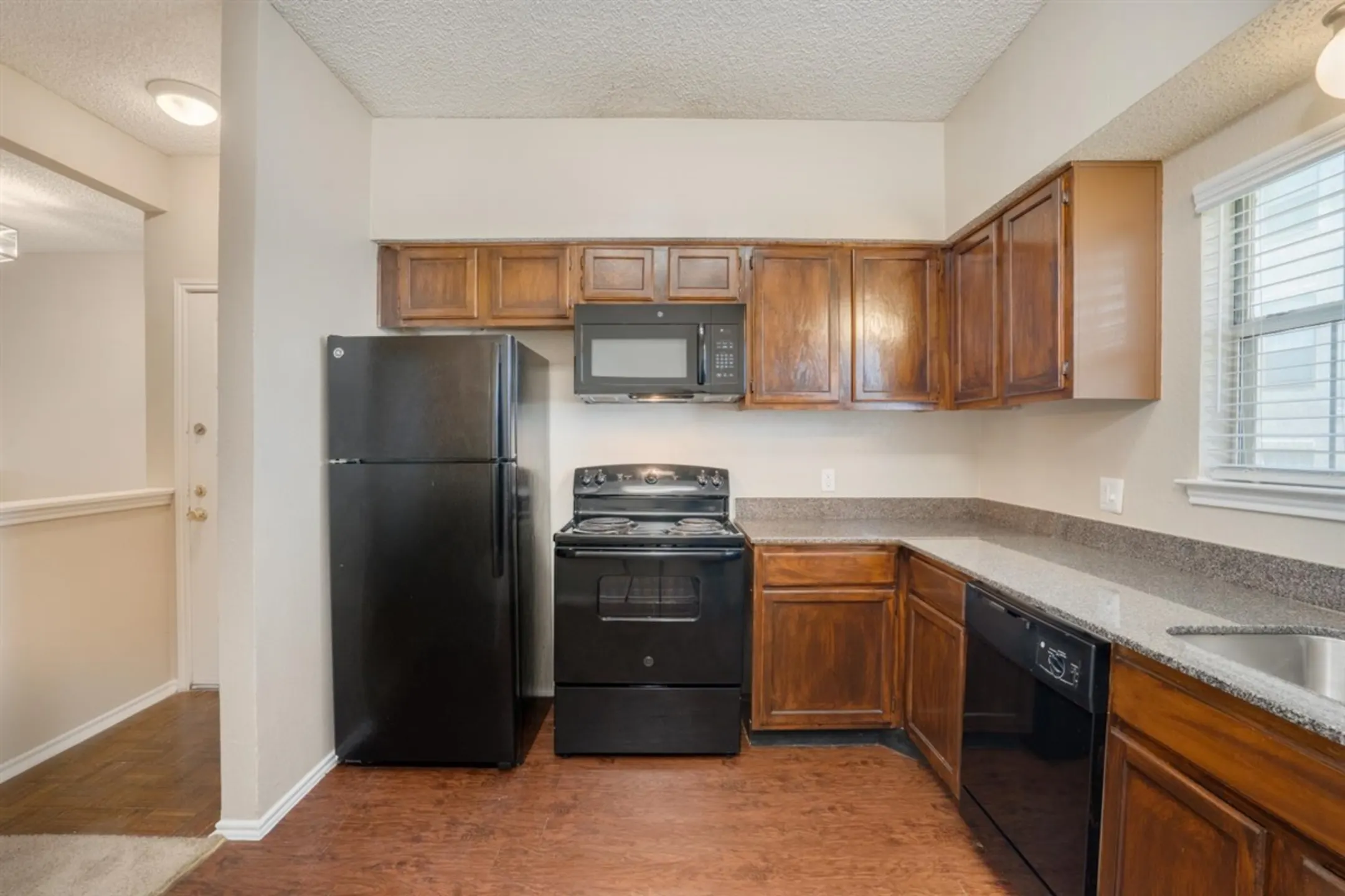 Kitchen - Summer Bend Apartments - Irving, TX