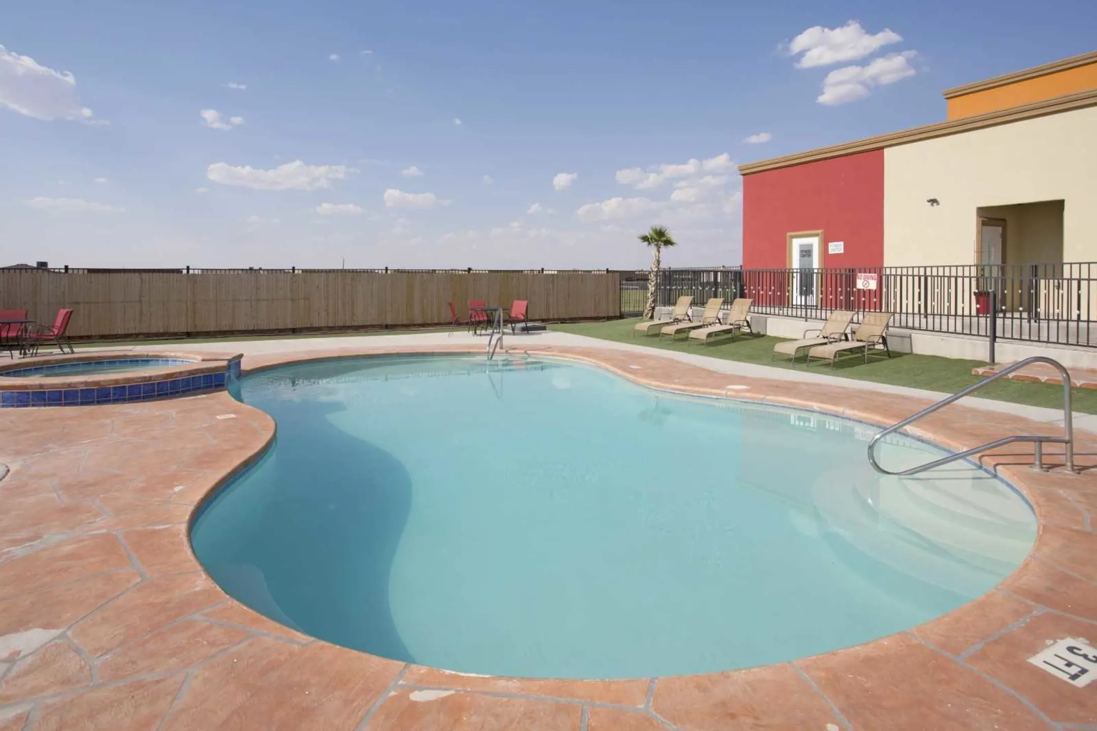 Pool - Los Balcones Apartments - El Paso, TX
