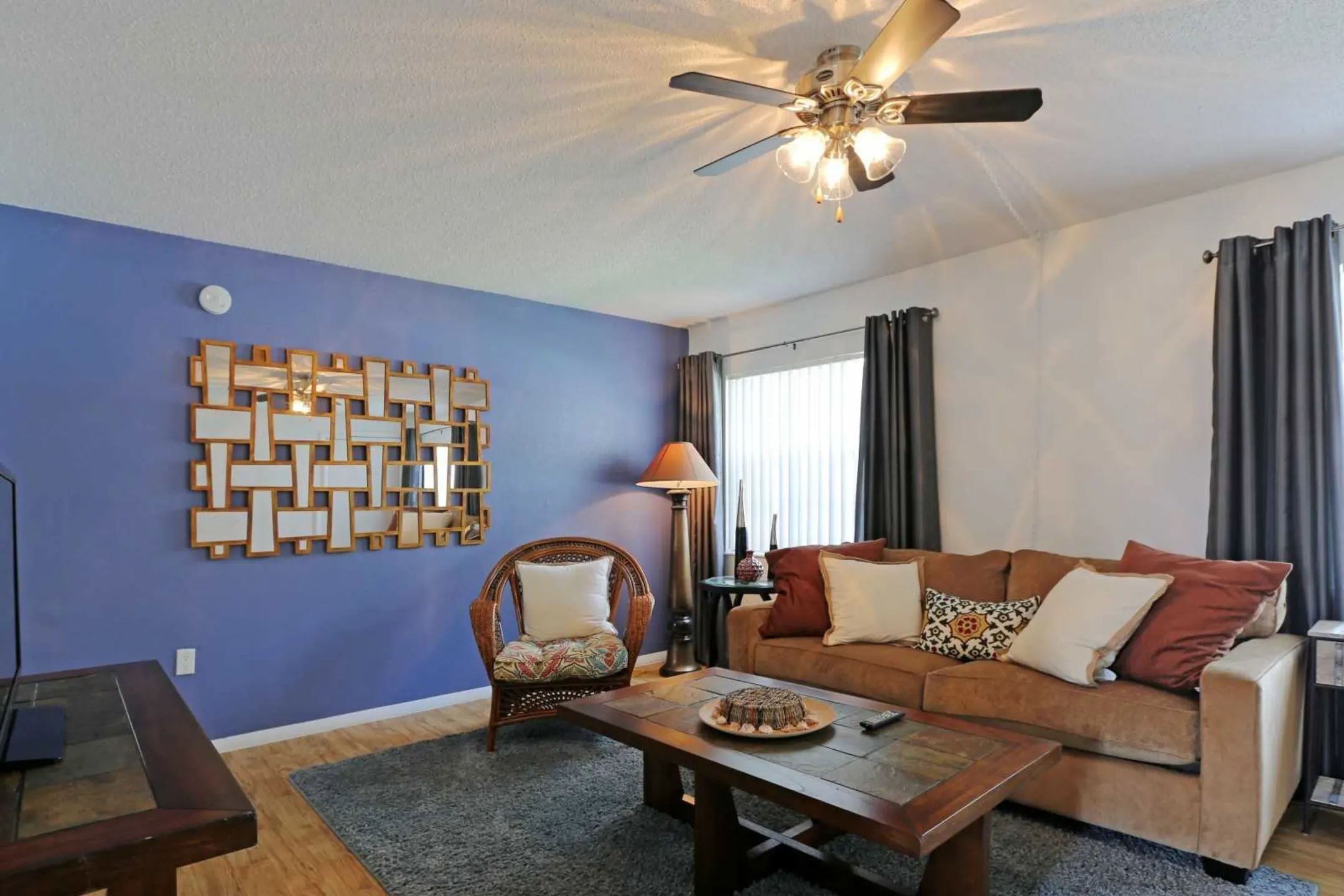 Living Room - La Aloma Apartments - Winter Park, FL