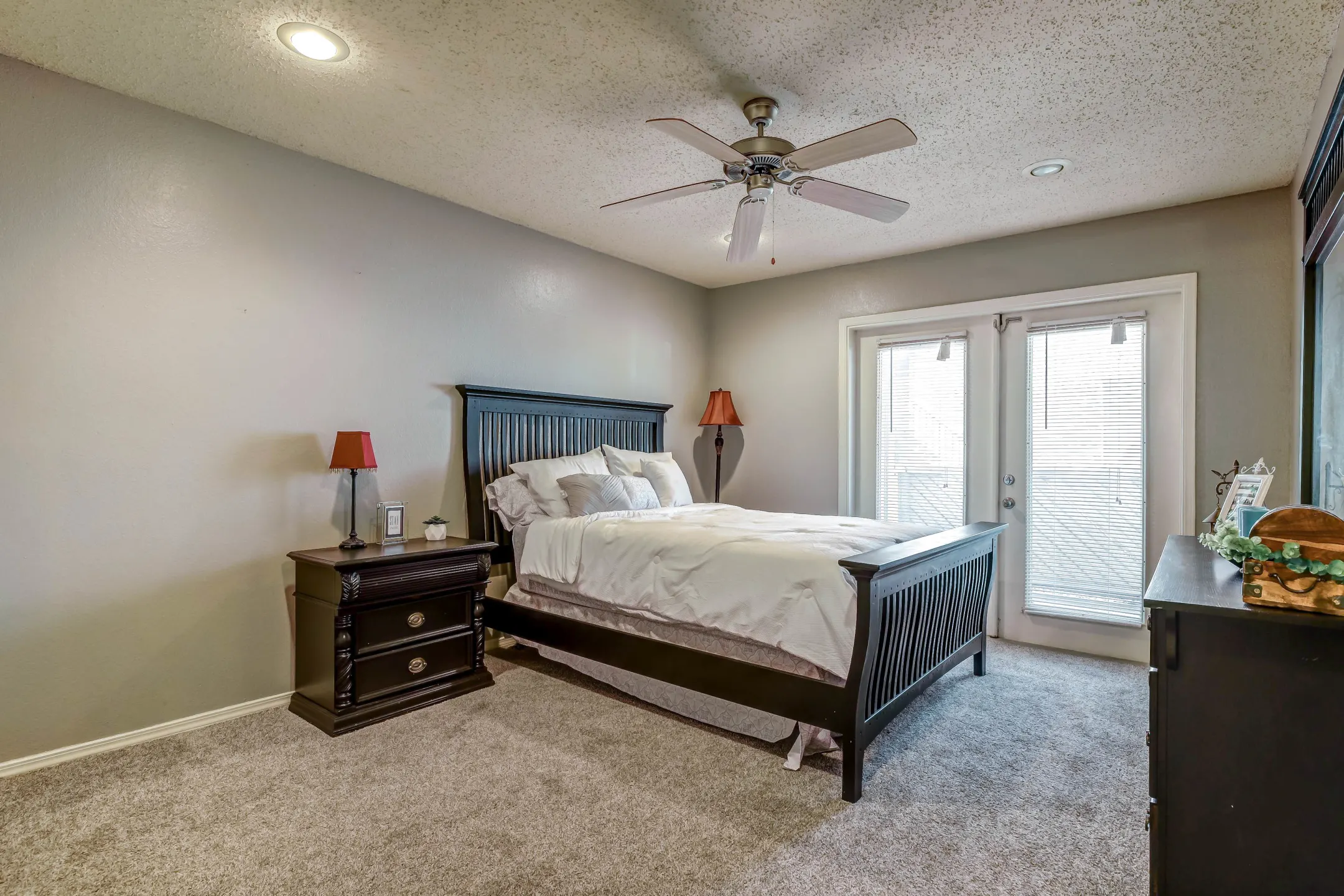 Bedroom - Lincoln Glens Apartments - Tulsa, OK