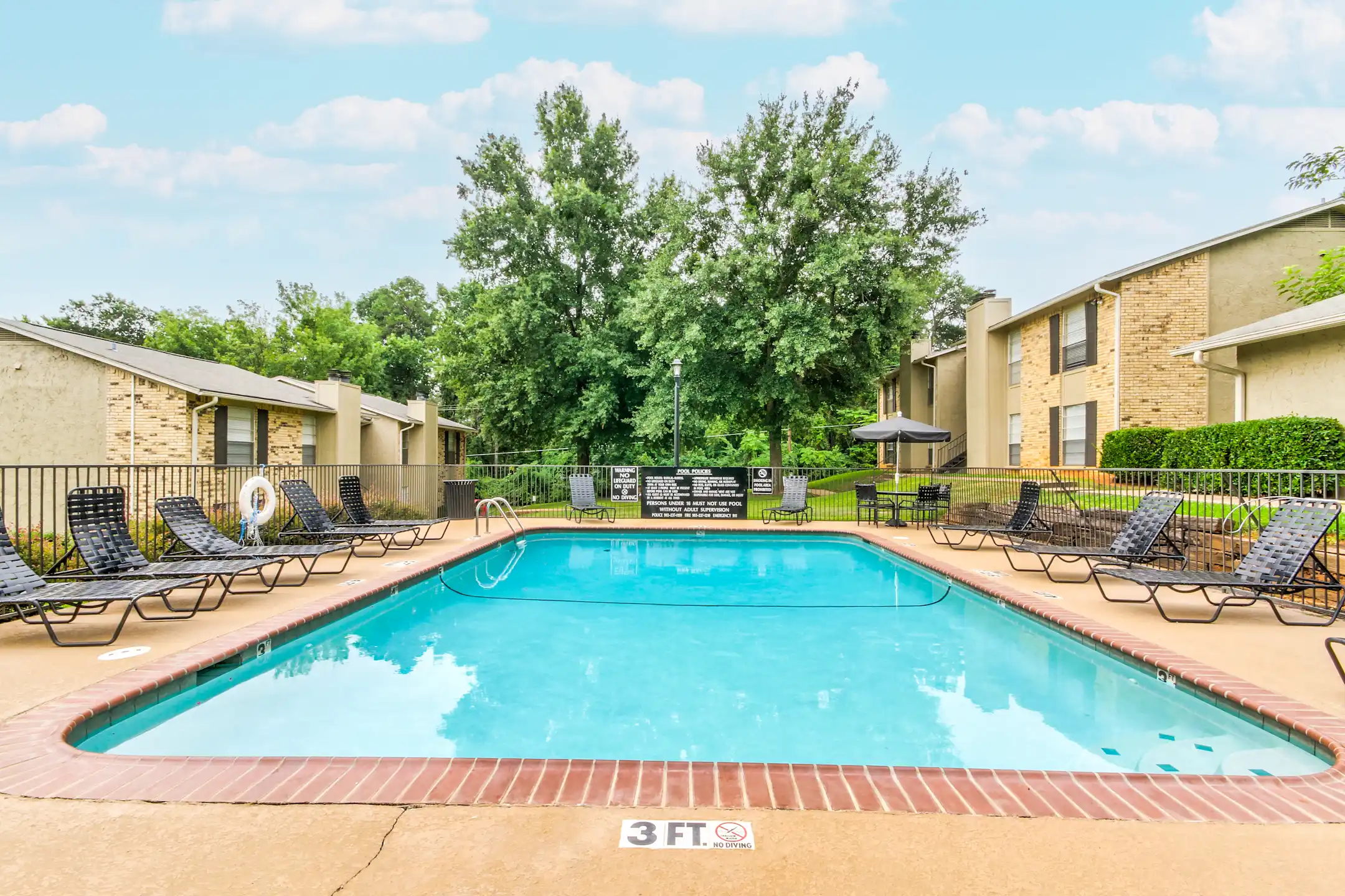 OAK HOLLOW APARTMENTS 2601 Bill Owens Pkwy Longview, TX Apartments