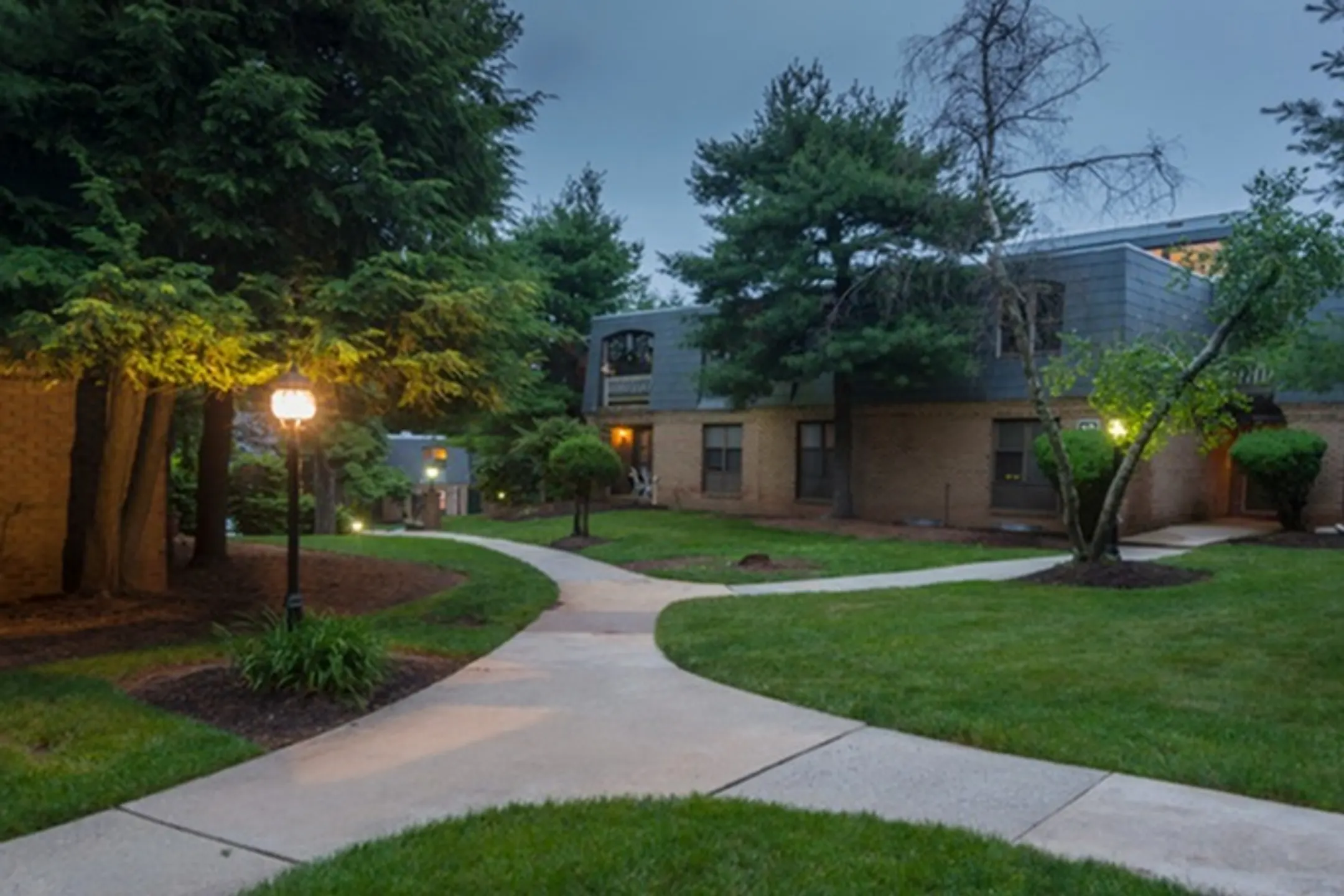 Hidden Lake Town And Country Apartments Apartments North Brunswick, NJ 08902