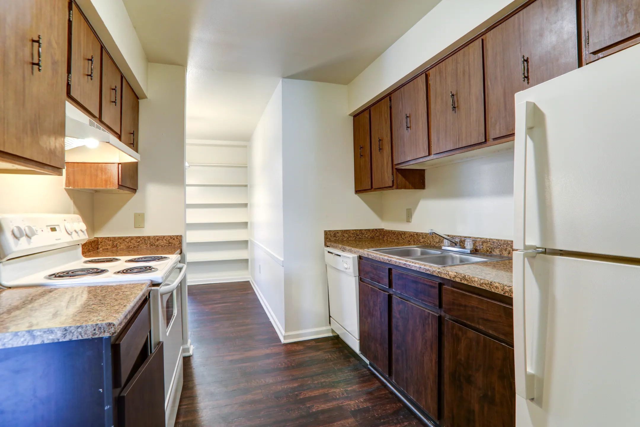 Broadmoor Plantation 10530 Florida Blvd Baton Rouge, LA Apartments