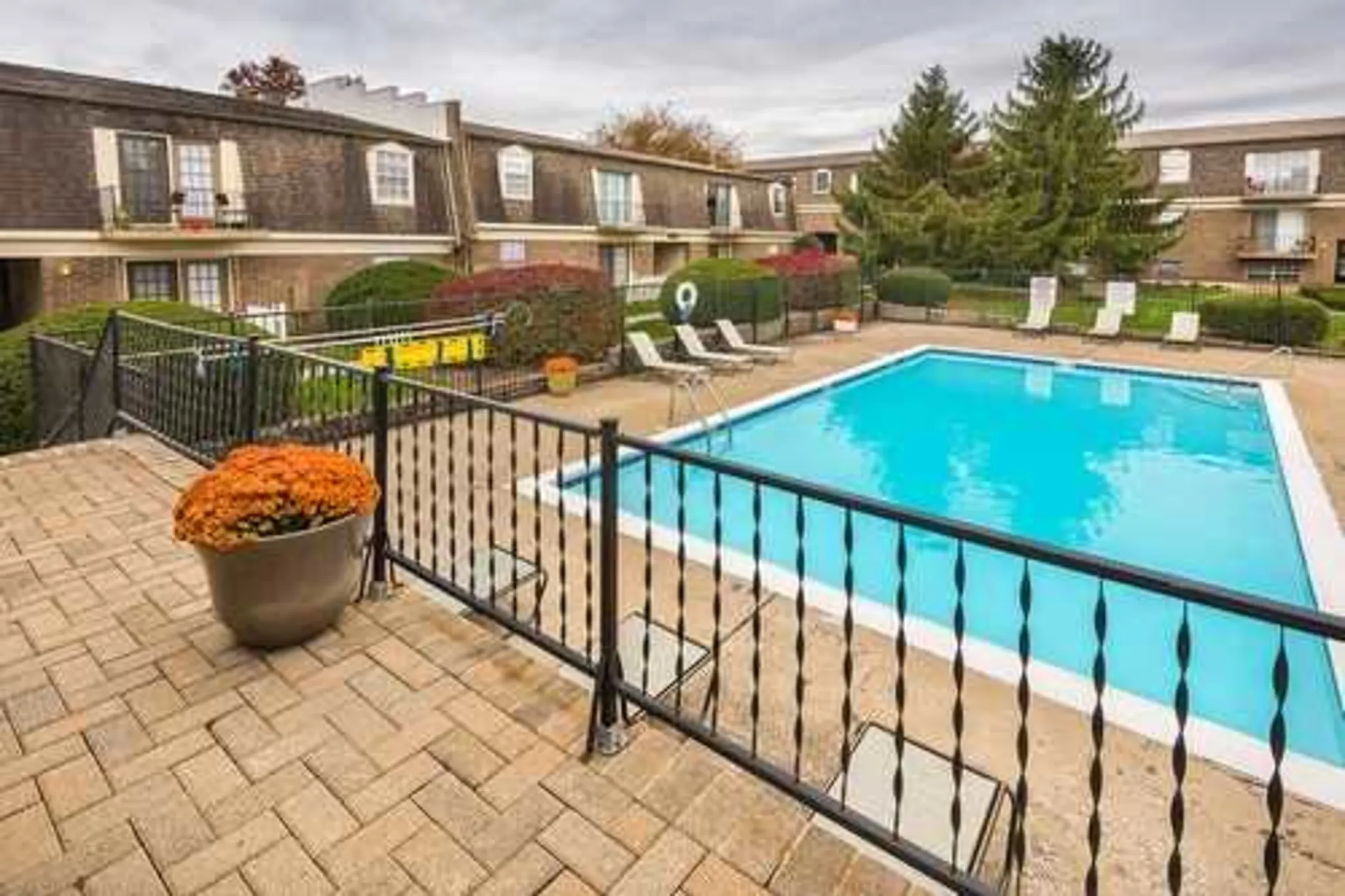 Pool - Barrel Oaks Apartments - Lexington, KY