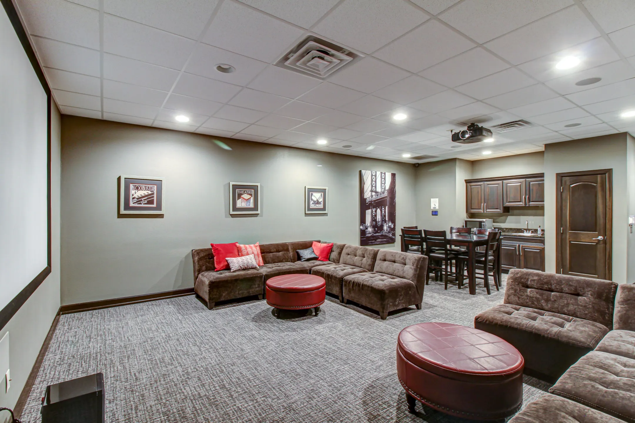 Living Room - THE VILLAGE AT THREE FOUNTAINS - Sioux Falls, SD