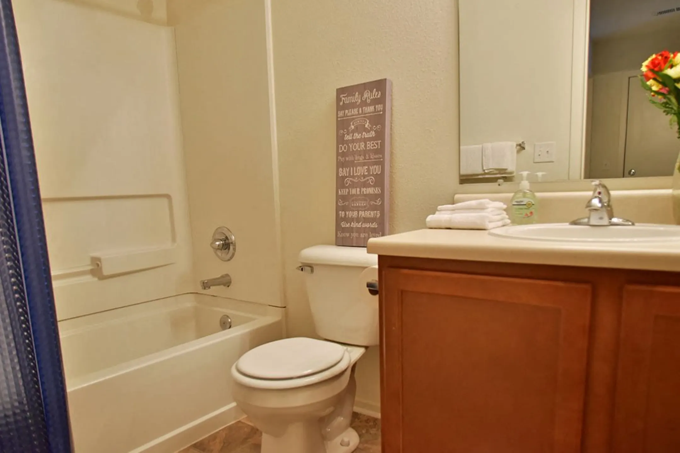 Bathroom - Prairie Lakes Apartments - Peoria, IL