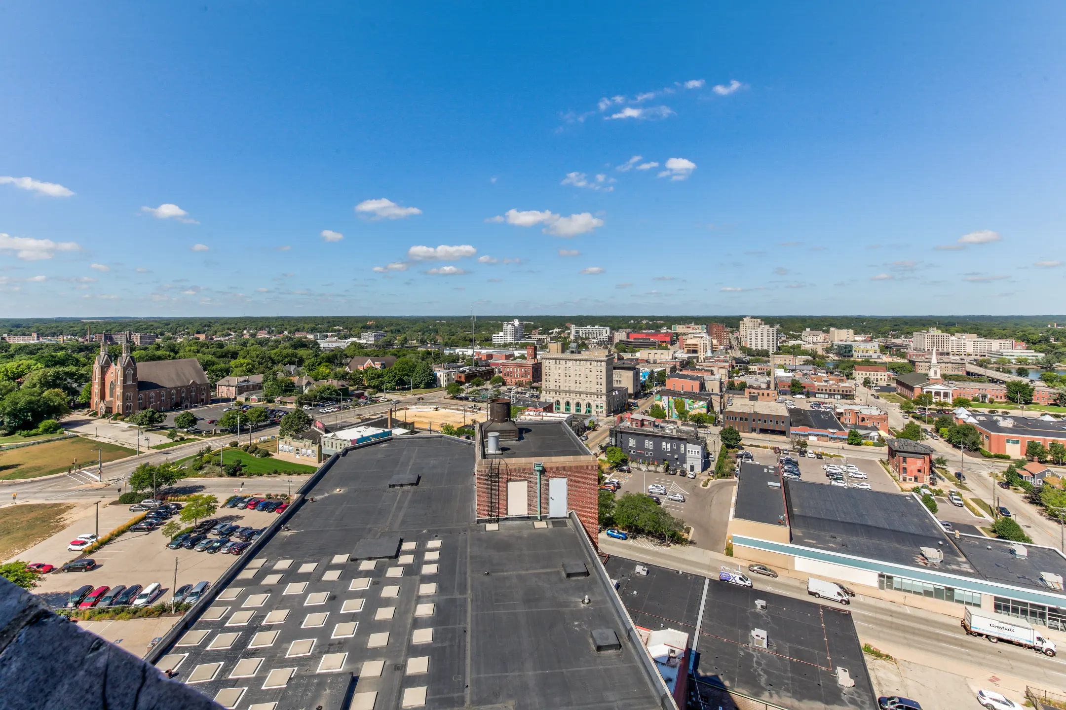 Faust Landmark Apartments - Rockford, IL 61104