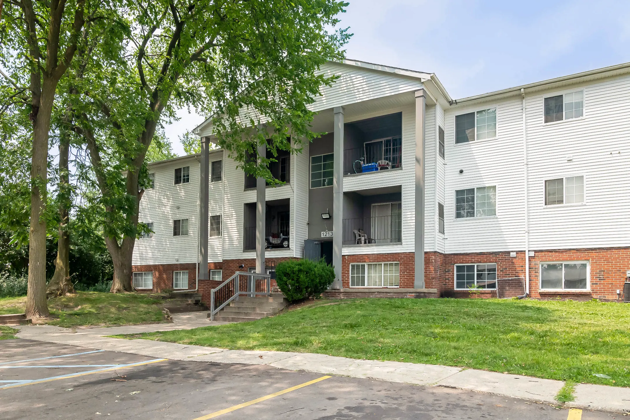 Auburn West Apartments 1221 Colony Lane Pontiac, MI Apartments for