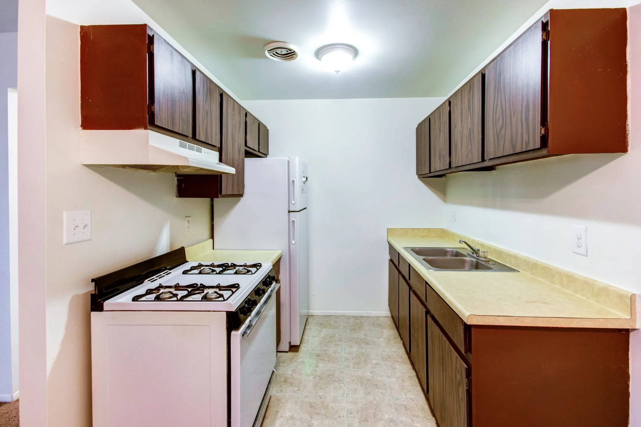Kitchen - The Glens Apartments - Harrison Township, MI