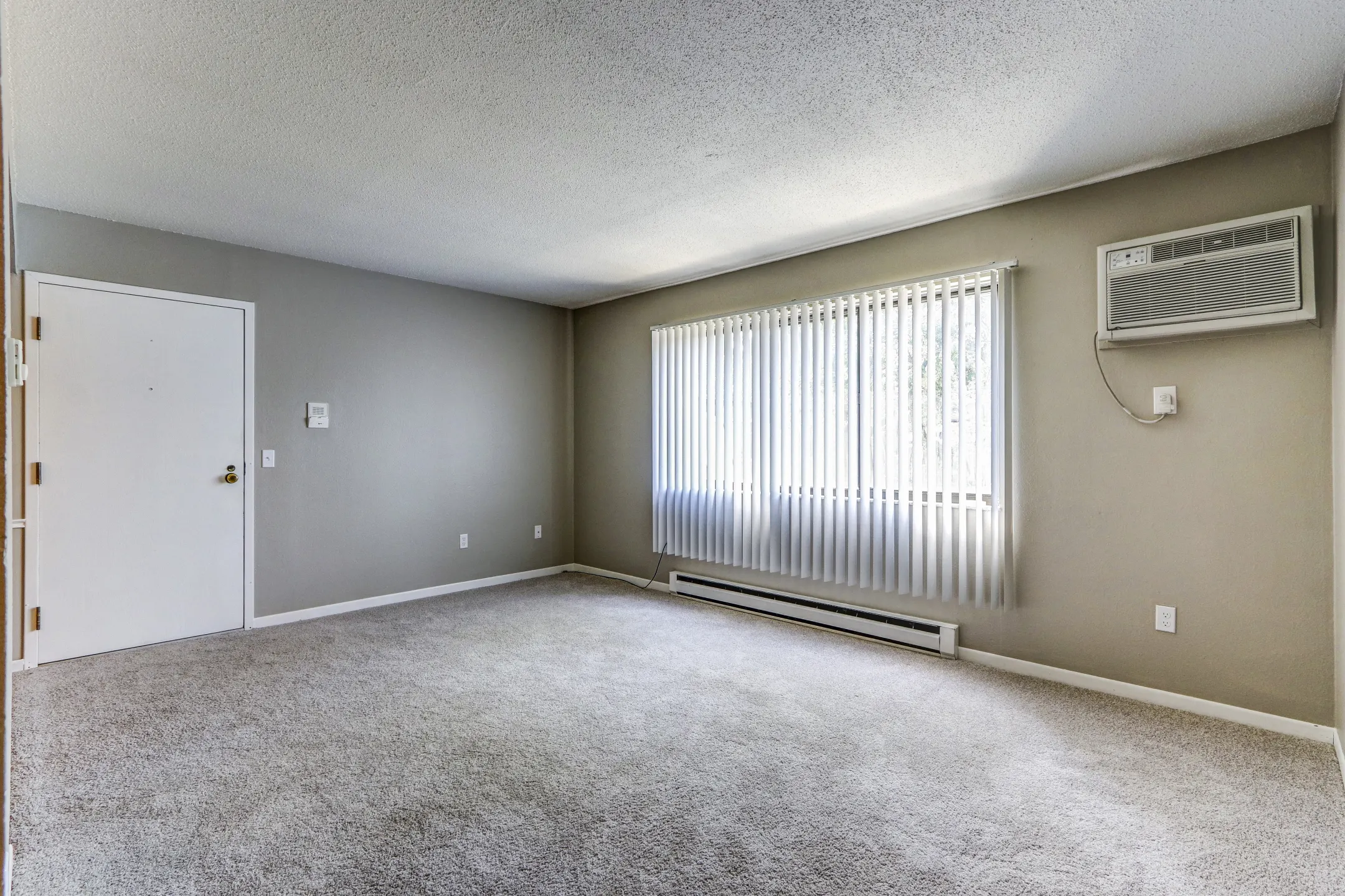 Living Room - Westridge Apartments And Townhomes - Toledo, OH