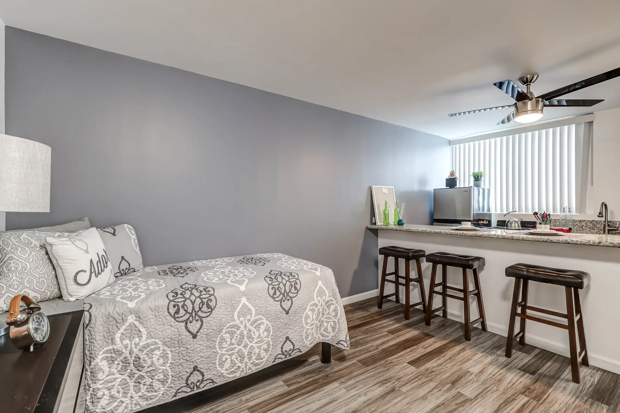 Meridian Pointe Apartments Northridge, CA 91325