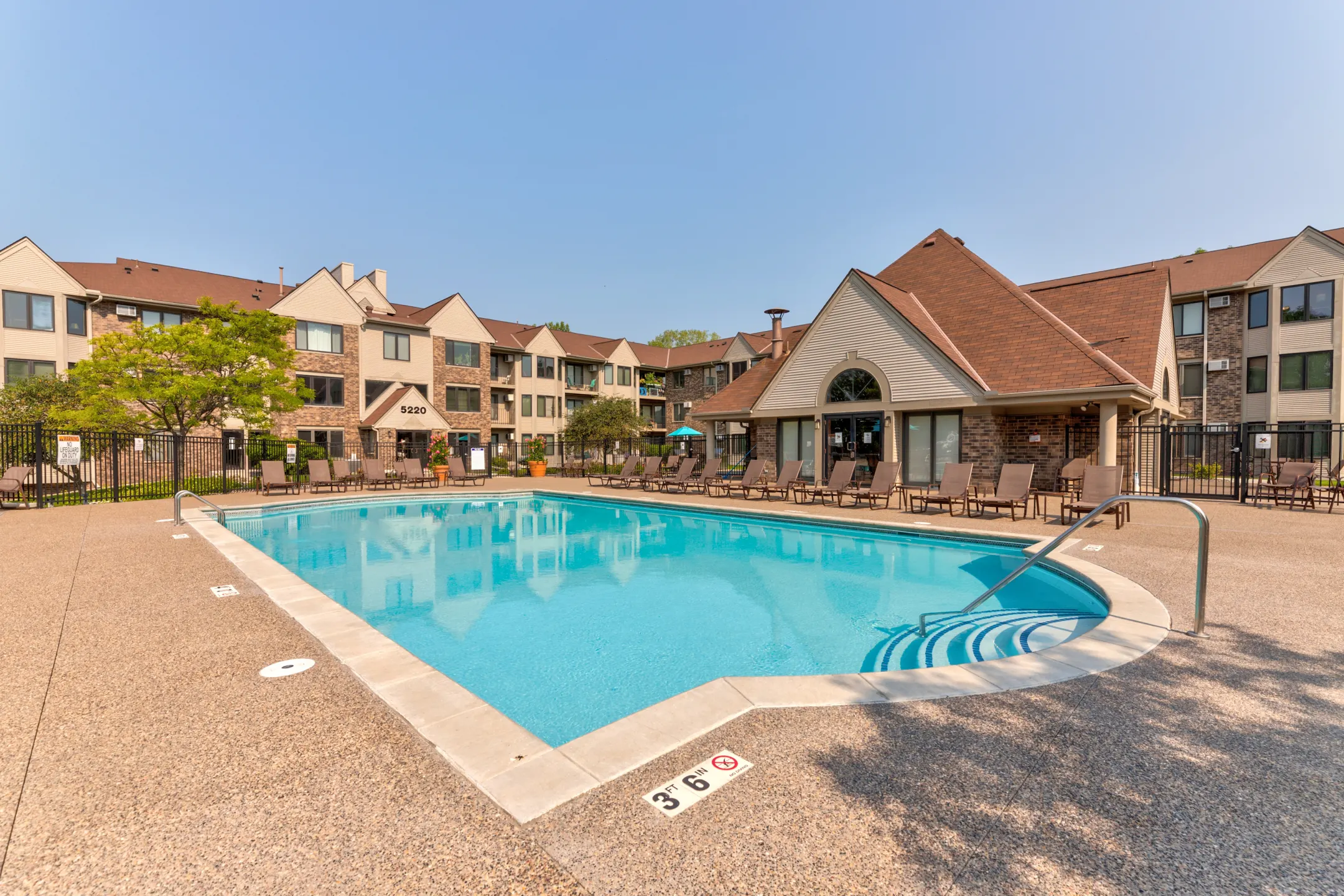 Pool - Oaks Lincoln Apartments - Edina, MN