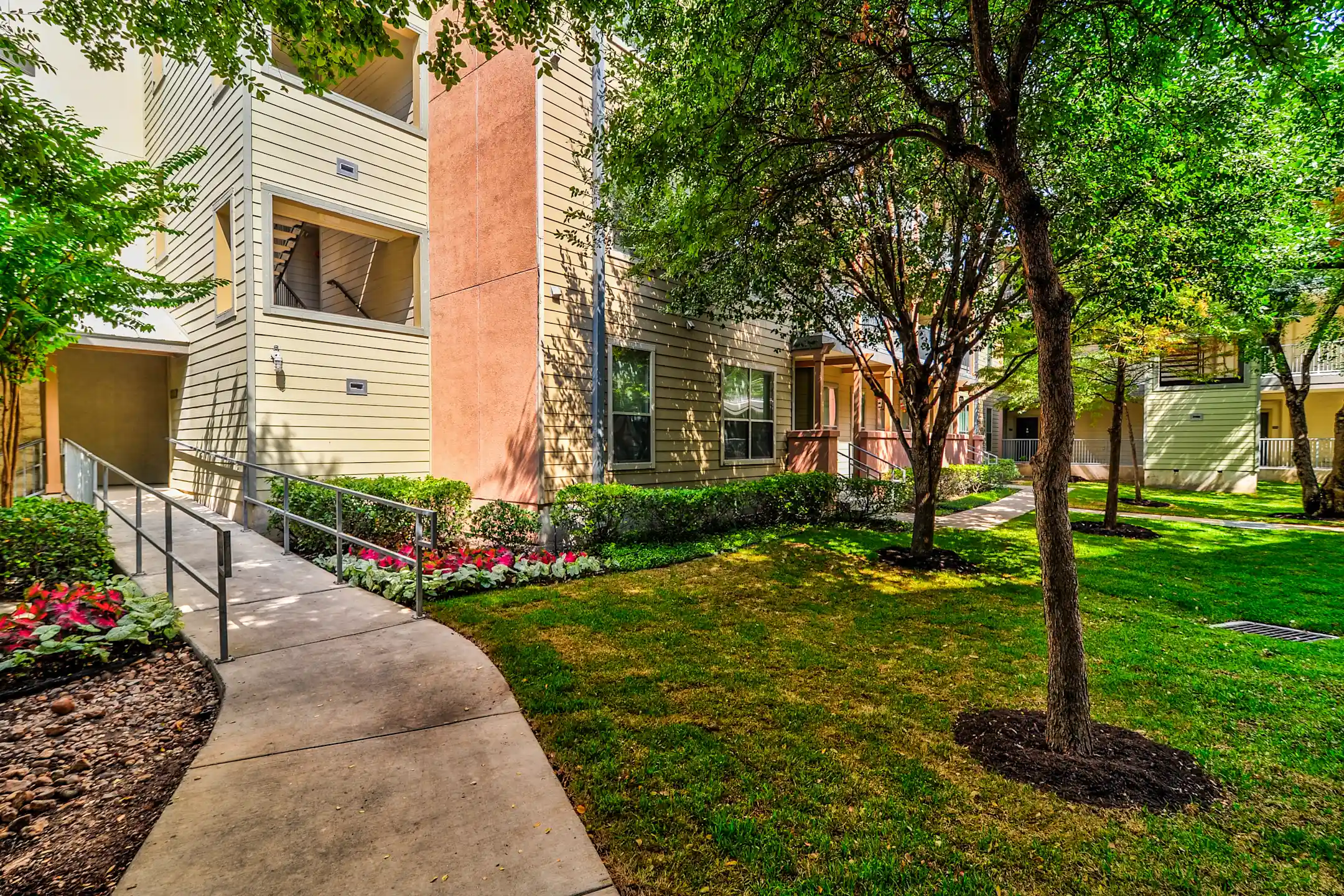 Refugio Place Apartment Homes 300 Labor St San Antonio, TX