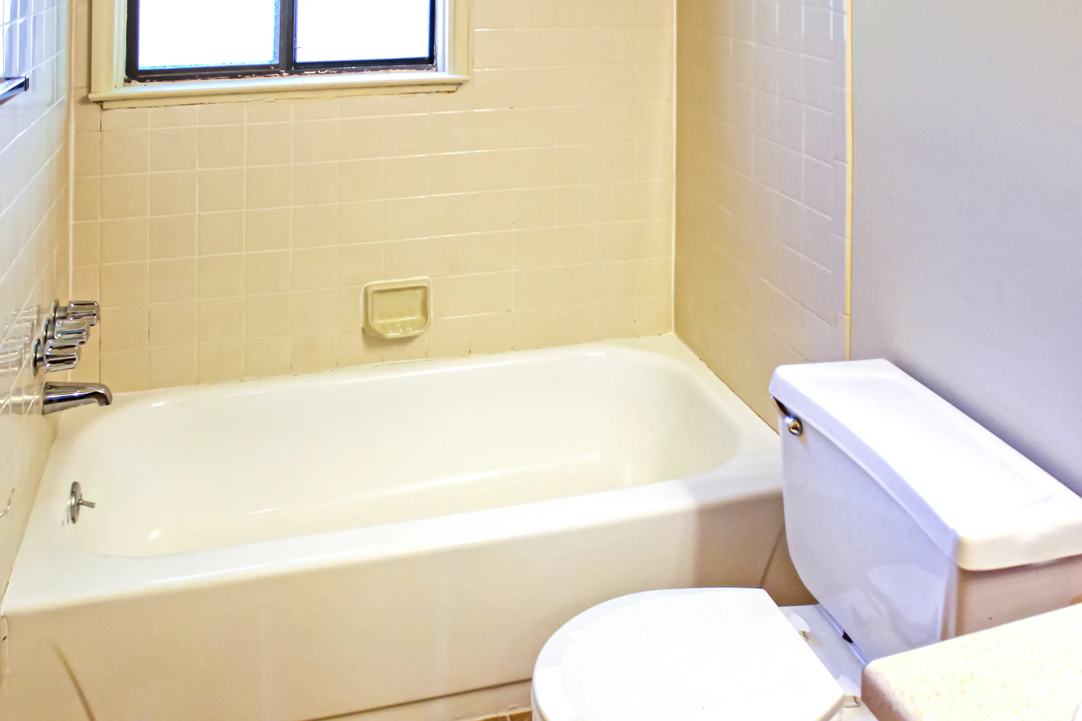Bathroom - Oakland Hills Townhomes - Pontiac, MI