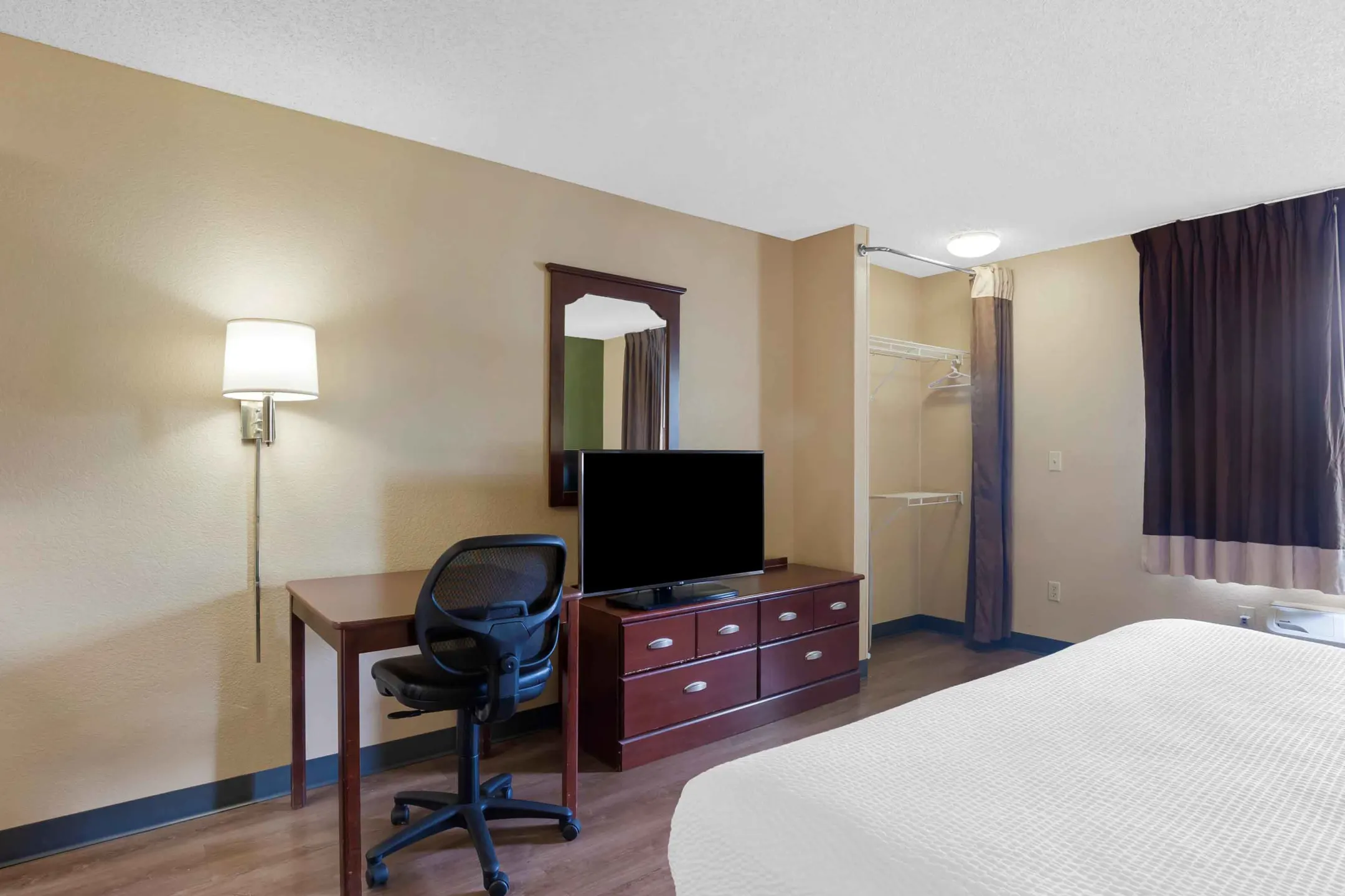 Bedroom - Furnished Studio - Fort Worth - Medical Center - Fort Worth, TX