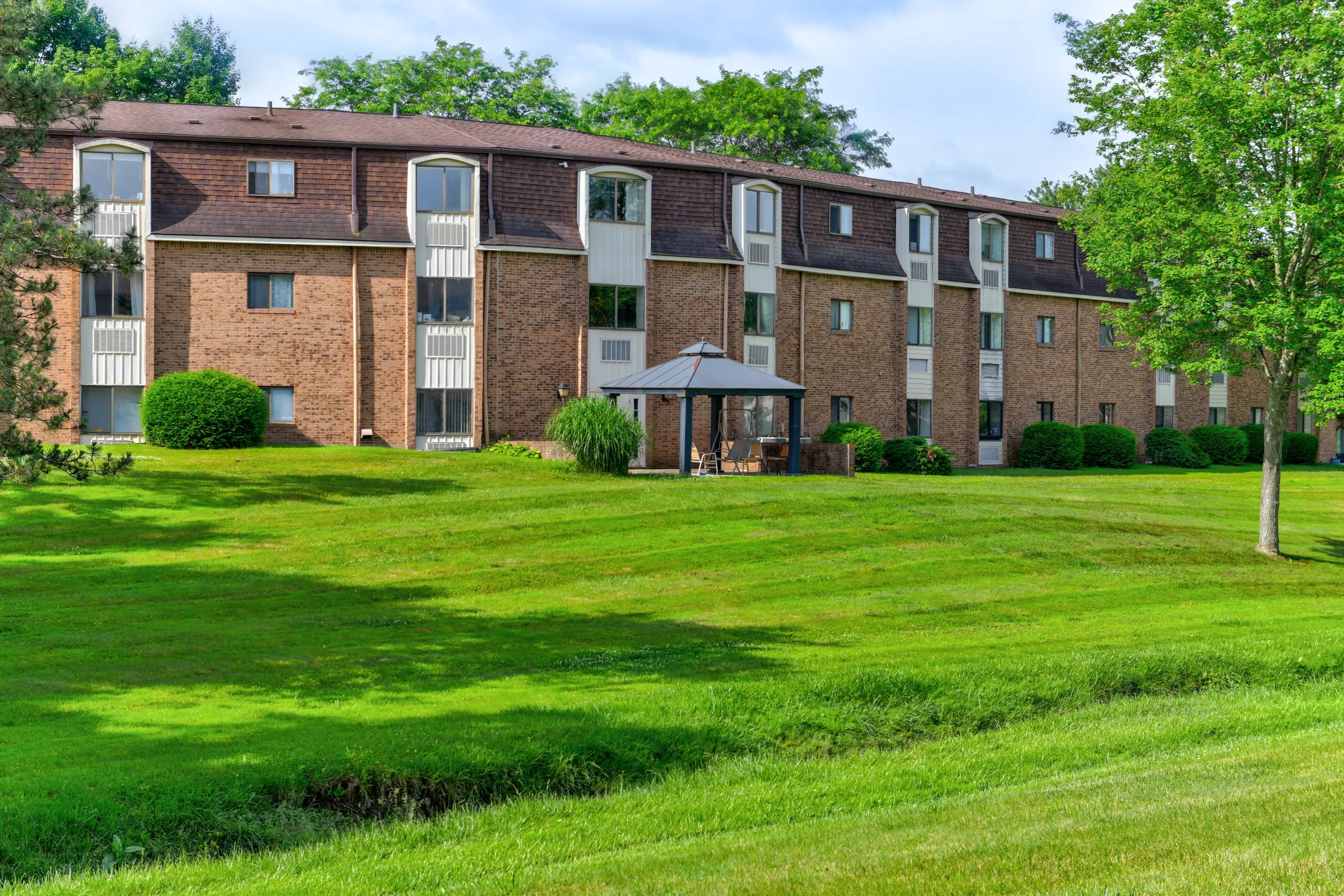 Building - Mapleview Colony Terrace Family and Senior Living - Zanesville, OH